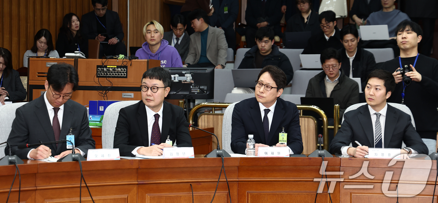 (서울=뉴스1) 김민지 기자 = 오세진 코빗 대표(왼쪽부터), 김형년 두나무 부회장, 이재원 빗썸 대표,  차명훈 코인원 대표가 7일 오전 서울 여의도 국회에서 열린 '가상자산시장 …