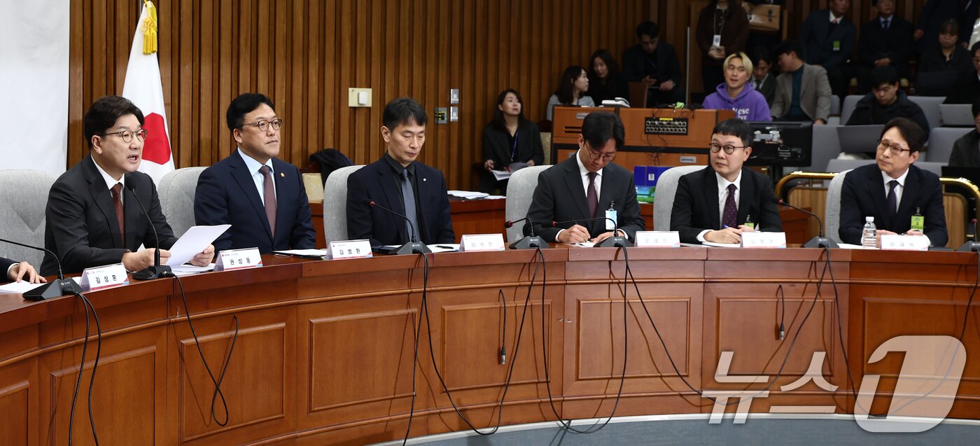 본문 이미지 - 권성동 국민의힘 원내대표가 7일 오전 서울 여의도 국회에서 열린 &#39;가상자산시장의 건전한 발전을 위한 정책과제&#39; 민당정 간담회에서 모두 발언을 하고 있다. 왼쪽부터 권 원내대표, 김병환 금융위원장, 이복현 금감원장, 오세진 코빗 대표, 김형년 두나무 부회장, 이재원 빗썸 대표. 2025.3.7/뉴스1 ⓒ News1 김민지 기자