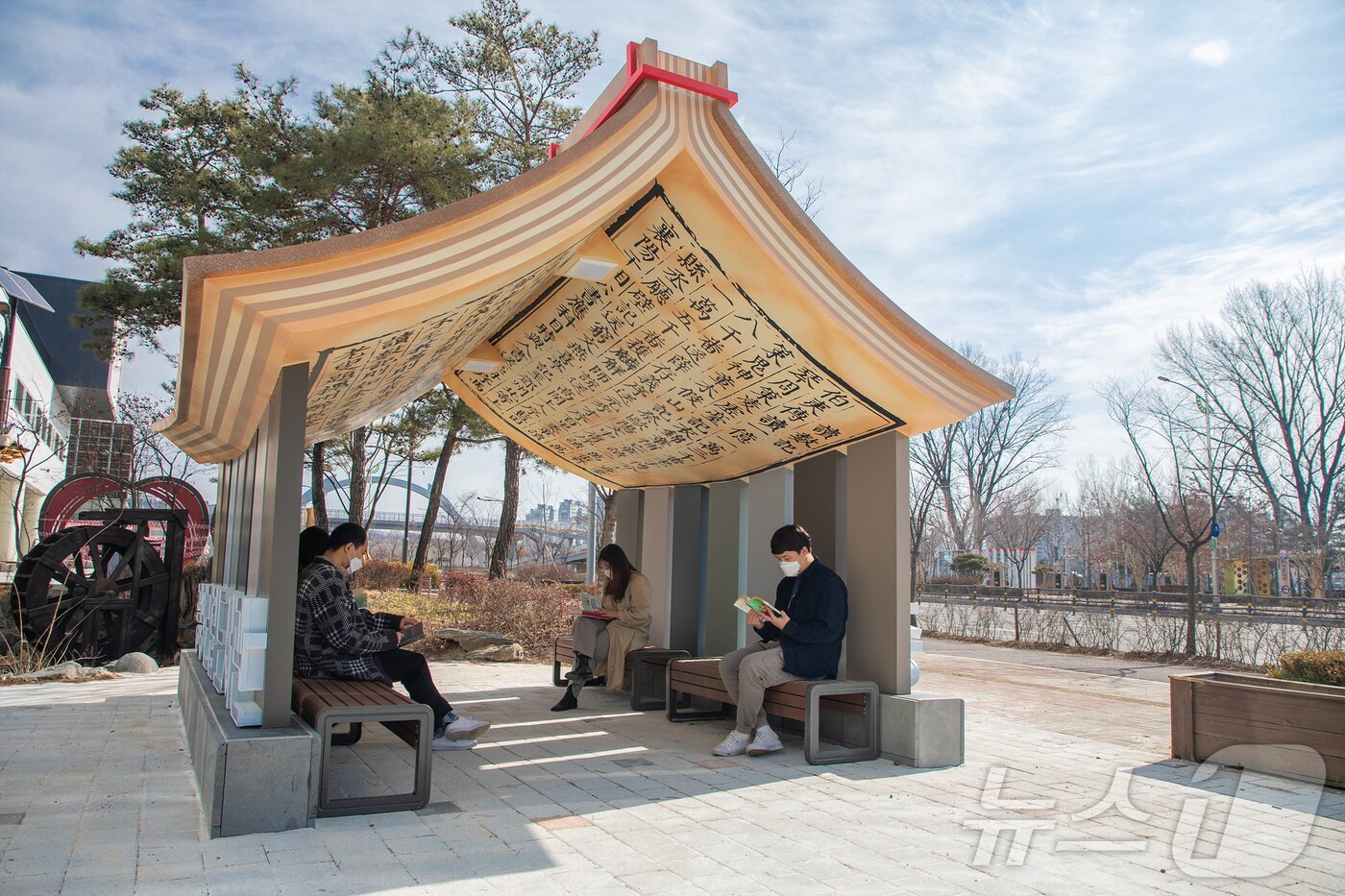 본문 이미지 - 증평군립도서관 야외 백곡집 파고라 조형물/뉴스1