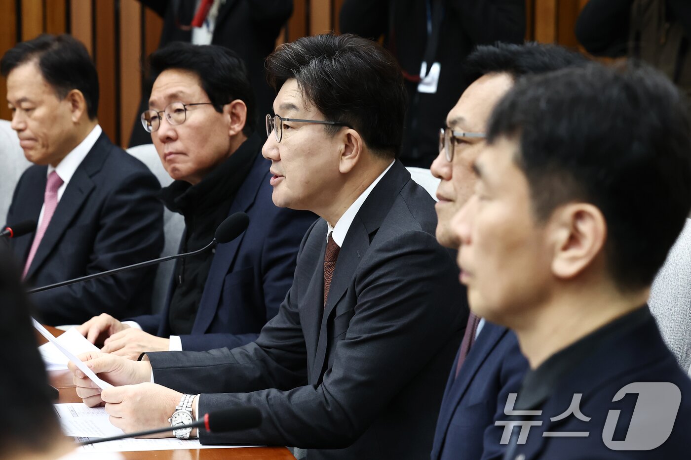 본문 이미지 - 권성동 국민의힘 원내대표가 7일 오전 서울 여의도 국회에서 열린 &#39;가상자산시장의 건전한 발전을 위한 정책과제&#39; 민당정 간담회에서 모두 발언을 하고 있다. 오른쪽부터 이복현 금융감독원장, 김병환 금융위원장, 권 원내대표, 김상훈 정책위의장. 2025.3.7/뉴스1 ⓒ News1 김민지 기자