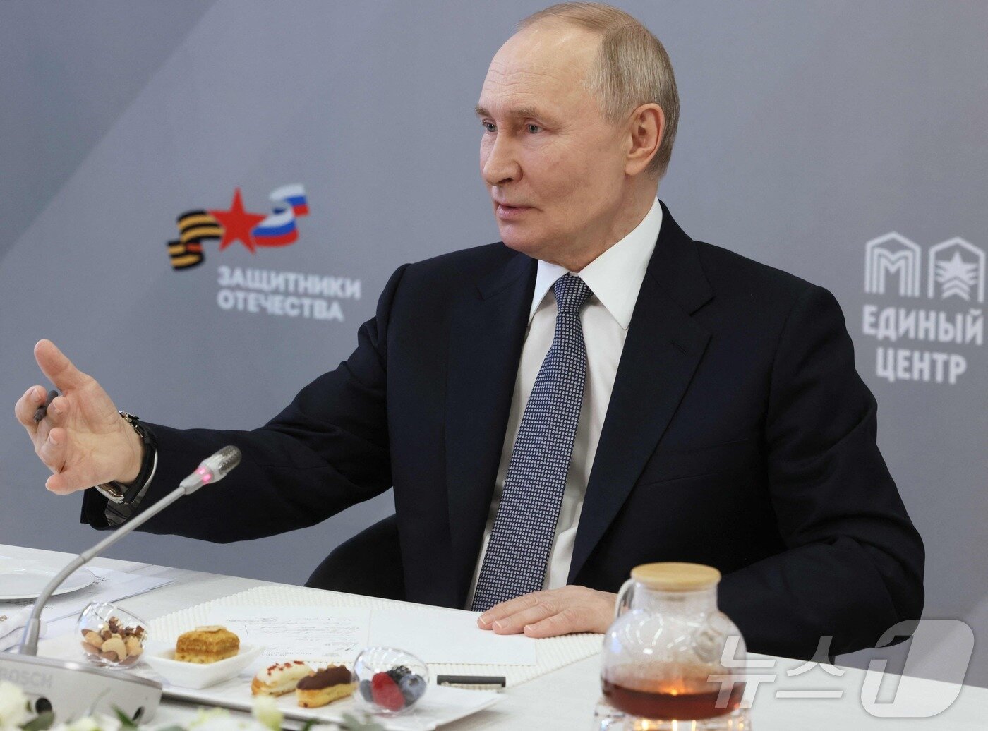 본문 이미지 - 블라디미르 푸틴 러시아 대통령이 6일(현지시간) 모스크바에서 우크라이나 전쟁 전사자 유족들을 만나고 있다. 2025.03.07 ⓒ AFP=뉴스1 ⓒ News1 우동명 기자