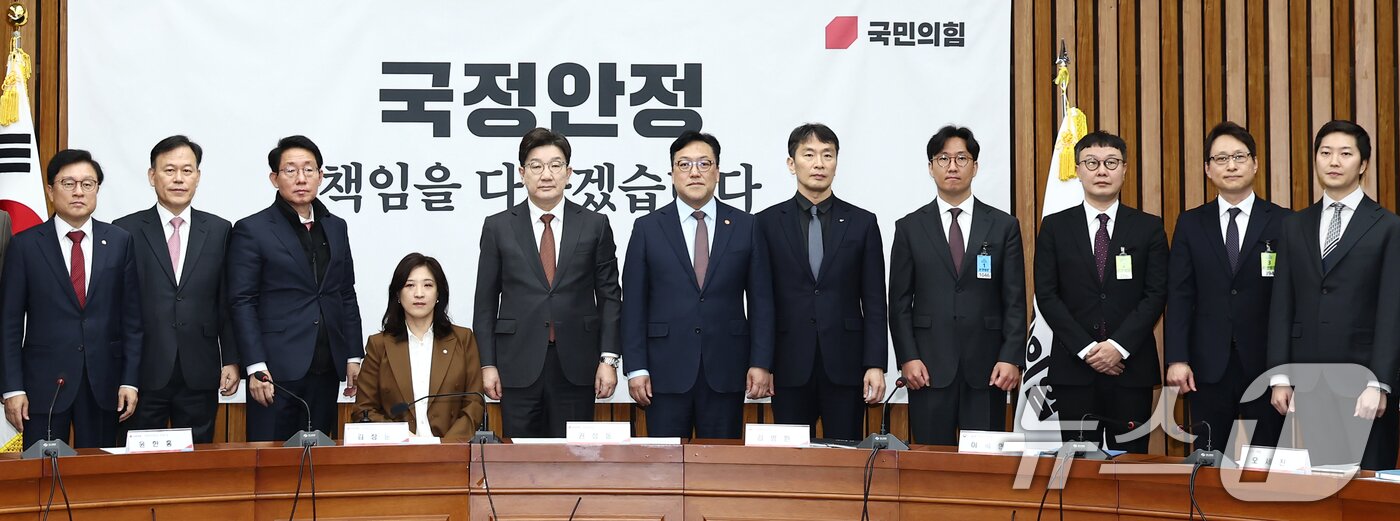 본문 이미지 - 권성동 국민의힘 원내대표&#40;왼쪽 다섯번째&#41;가 7일 오전 서울 여의도 국회에서 열린 &#39;가상자산시장의 건전한 발전을 위한 정책과제&#39; 민당정 간담회에서 김병환 금융위원장, 이복현 금감원장, 가산자산시장 업체 대표들과 기념촬영을 하고 있다. 2025.3.7/뉴스1 ⓒ News1 김민지 기자
