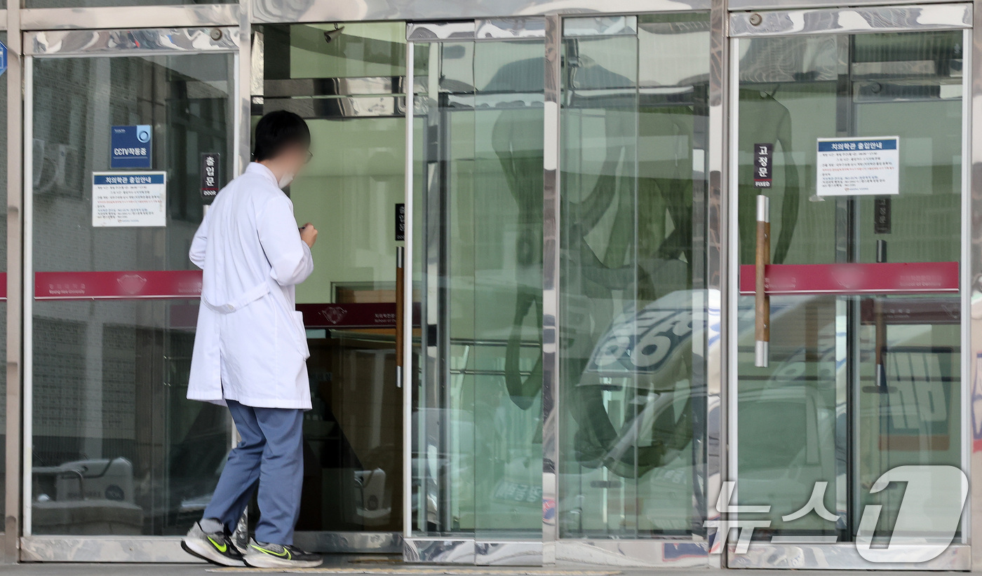 (서울=뉴스1) 이동해 기자 = 정부가 의대 교육 정상화 방안을 발표할 예정인 7일 서울 시내 한 의과대학의 모습.정부는 1년 넘게 휴학 중인 의대생들의 3월 복귀를 전제로 의대 …