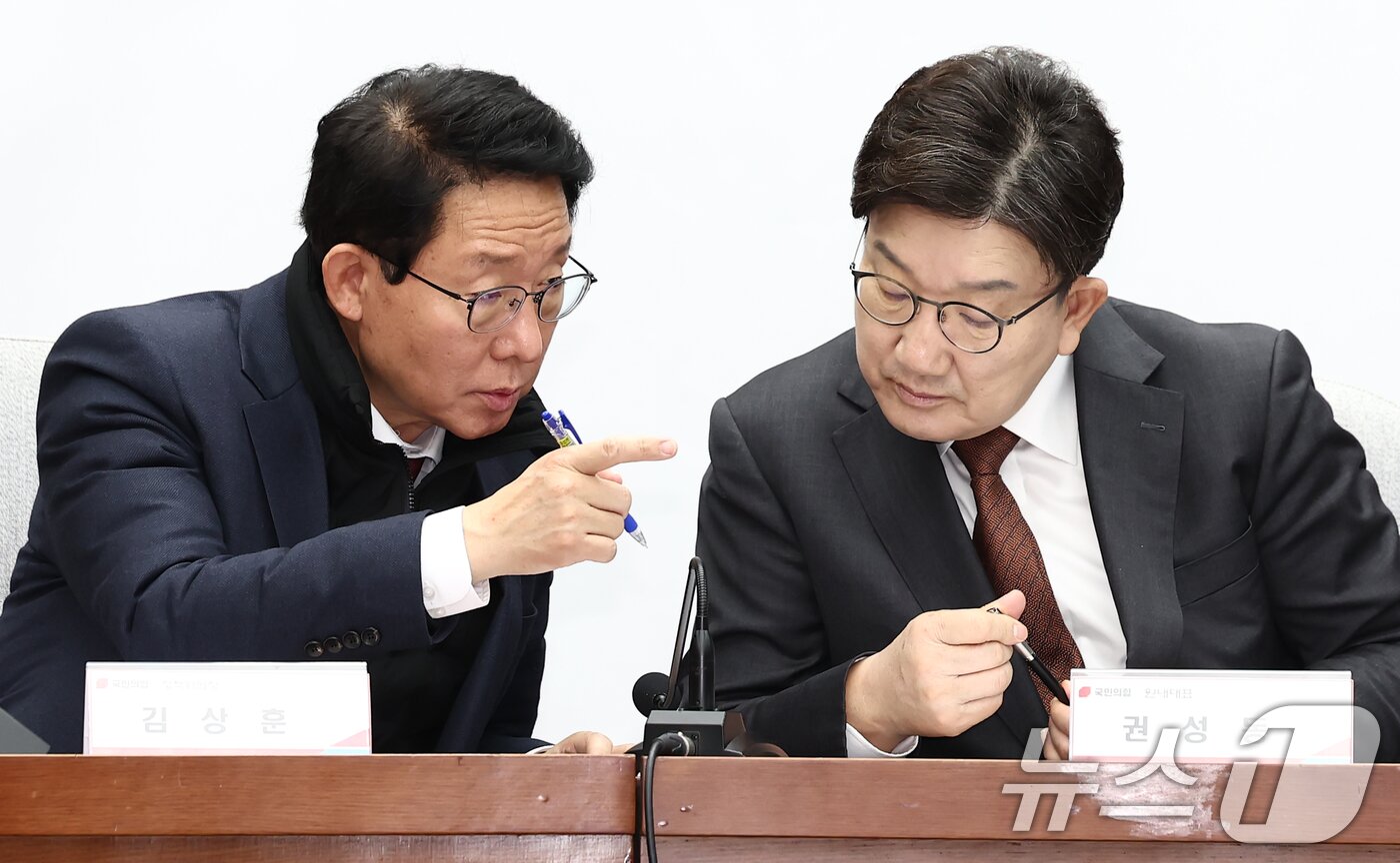 본문 이미지 - 국민의힘 권성동 원내대표&#40;오른쪽&#41;와 김상훈 정책위의장이 7일 오전 서울 여의도 국회에서 열린 &#39;가상자산시장의 건전한 발전을 위한 정책과제&#39; 민당정 간담회에서 대화하고 있다. 2025.3.7/뉴스1 ⓒ News1 김민지 기자