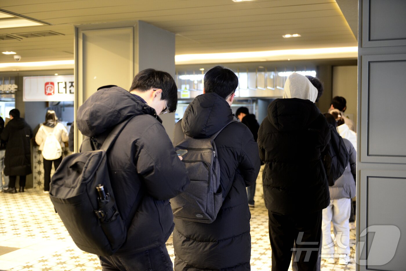 본문 이미지 - 7일 오전 8시쯤 경북대 학생들이 천원의 아침밥을 이용하기 위해 줄을 서고 있다.2025.3.7/뉴스1 ⓒ News1 이성덕 기자