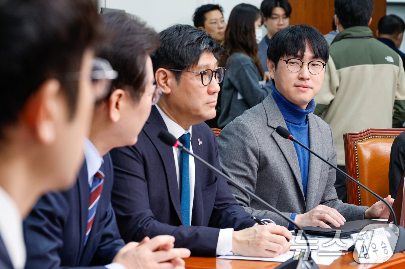 본문 이미지 - 하정우 네이버 퓨처AI 센터장이 7일 오전 서울 여의도 국회에서 열린 AI강국위원회 주관 토론회 &#39;AI 시대, 대한민국 새로운 길을 찾다&#39;에 참석해 이재명 더불어민주당 대표 발언을 듣고 있다. 2025.3.7/뉴스1 ⓒ News1 안은나 기자