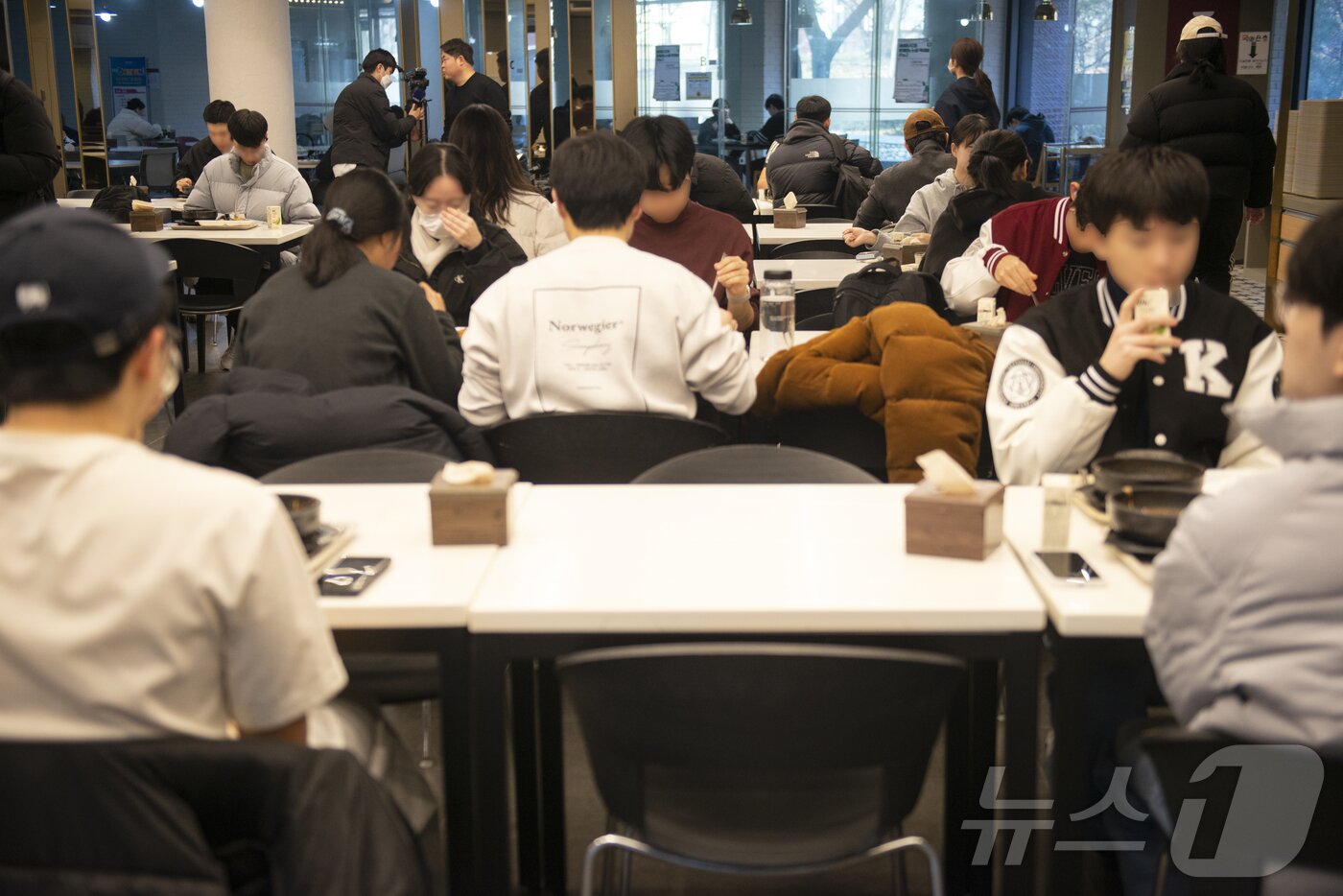 본문 이미지 - 7일 오전 경북대 학생들이 천원의 아침밥을 먹고 있다. 2025.3.7/뉴스1 ⓒ News1 이성덕 기자