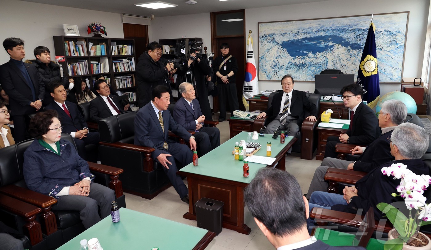 (서울=뉴스1) 김민지 기자 = 한동훈 전 국민의힘 대표가 7일 오전 서울 여의도 국회에서 전직 국회의원 모임인 헌정회를 예방, 정대철 헌정회장과 대화하고 있다. (공동취재) 20 …