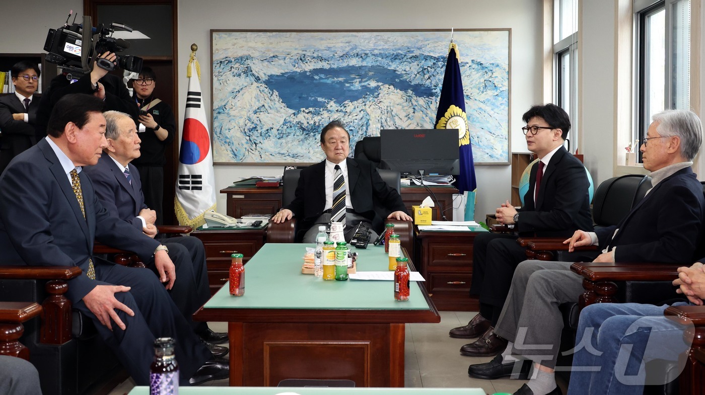 (서울=뉴스1) 김민지 기자 = 한동훈 전 국민의힘 대표가 7일 오전 서울 여의도 국회에서 전직 국회의원 모임인 헌정회를 예방, 정대철 헌정회장과 대화하고 있다. (공동취재) 20 …