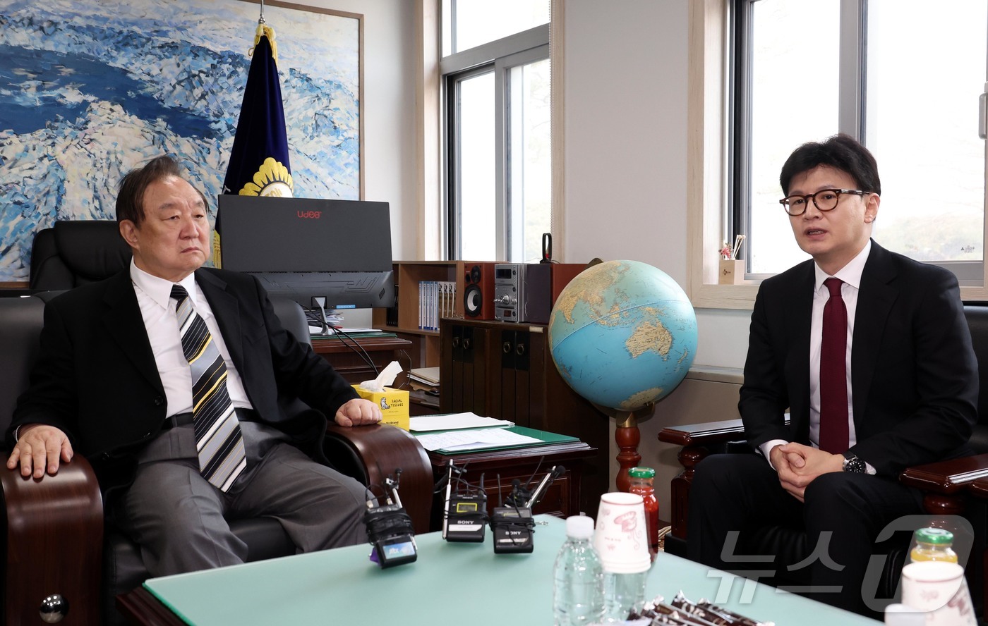 (서울=뉴스1) 김민지 기자 = 한동훈 전 국민의힘 대표가 7일 오전 서울 여의도 국회에서 전직 국회의원 모임인 헌정회를 예방, 정대철 헌정회장과 대화하고 있다. (공동취재) 20 …