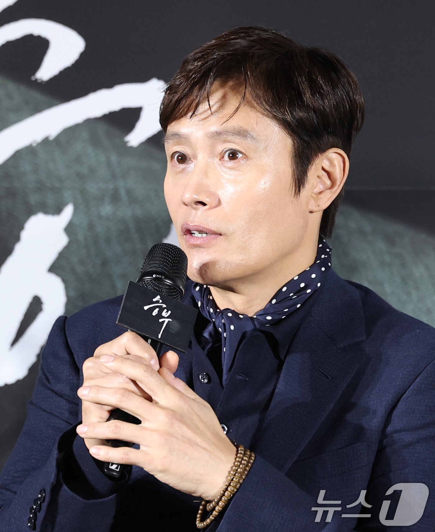 본문 이미지 - 배우 이병헌이 7일 서울 용산구 CGV용산아이파크몰에서 열린 영화 '승부‘(감독 김형주) 제작보고회에 참석해 취재진 질문에 답하고 있다. '승부'는 대한민국 최고의 바둑 레전드 조훈현(이병헌 분)이 제자와의 대결에서 패한 후 타고난 승부사 기질로 다시 한번 정상에 도전하는 이야기다. 2025.3.7/뉴스1 ⓒ News1 권현진 기자