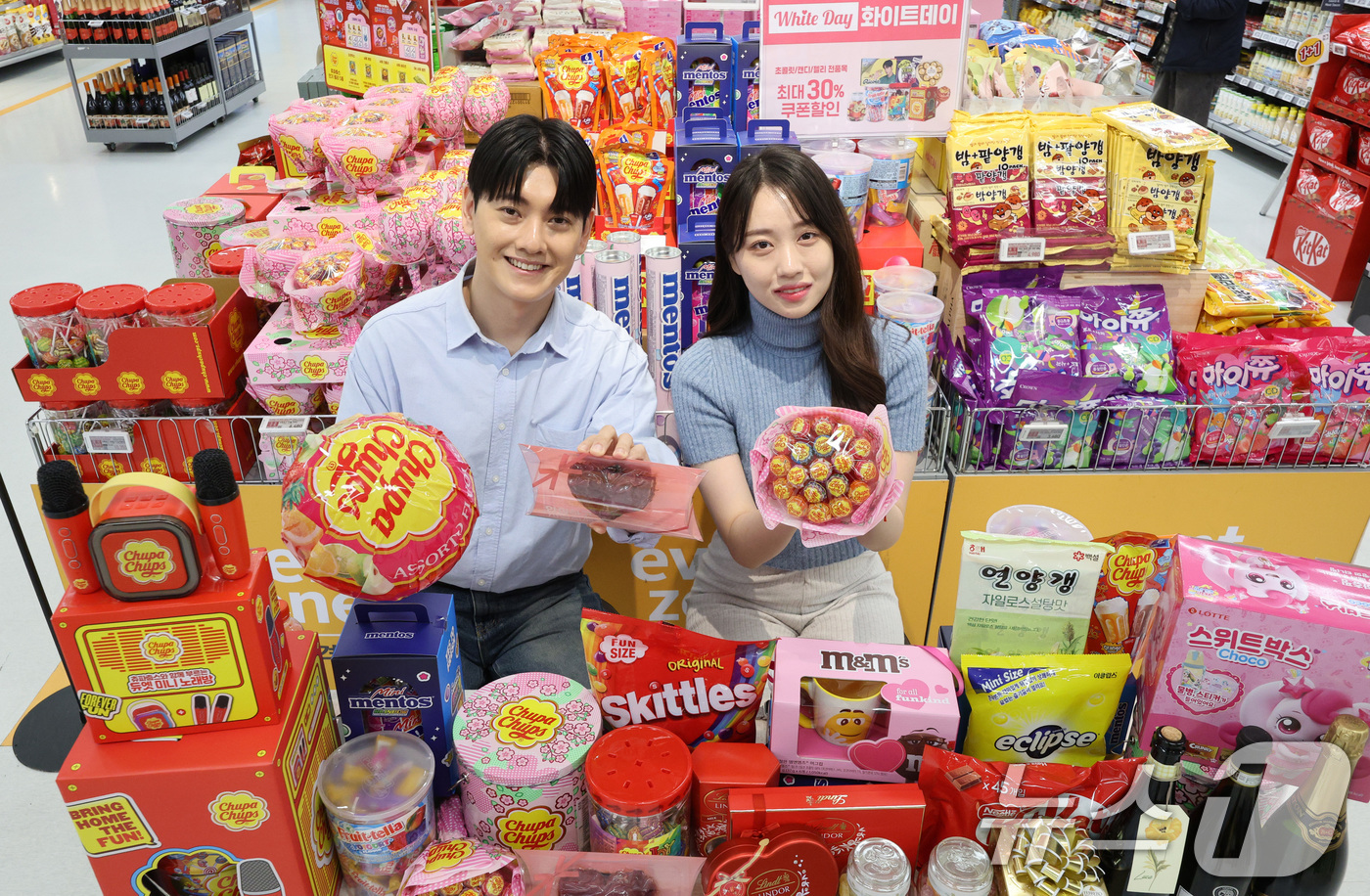 (서울=뉴스1) 신웅수 기자 = 7일 서울 이마트 용산점에서 모델들이 화이트데이에 선물하기 좋은 물품을 선보이고 있다.이마트는 화이트데이를 맞아 오는 14일까지 캔디와 초콜릿, 젤 …
