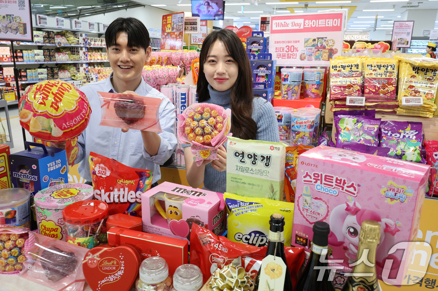 (서울=뉴스1) 신웅수 기자 = 7일 서울 이마트 용산점에서 모델들이 화이트데이에 선물하기 좋은 물품을 선보이고 있다.이마트는 화이트데이를 맞아 오는 14일까지 캔디와 초콜릿, 젤 …