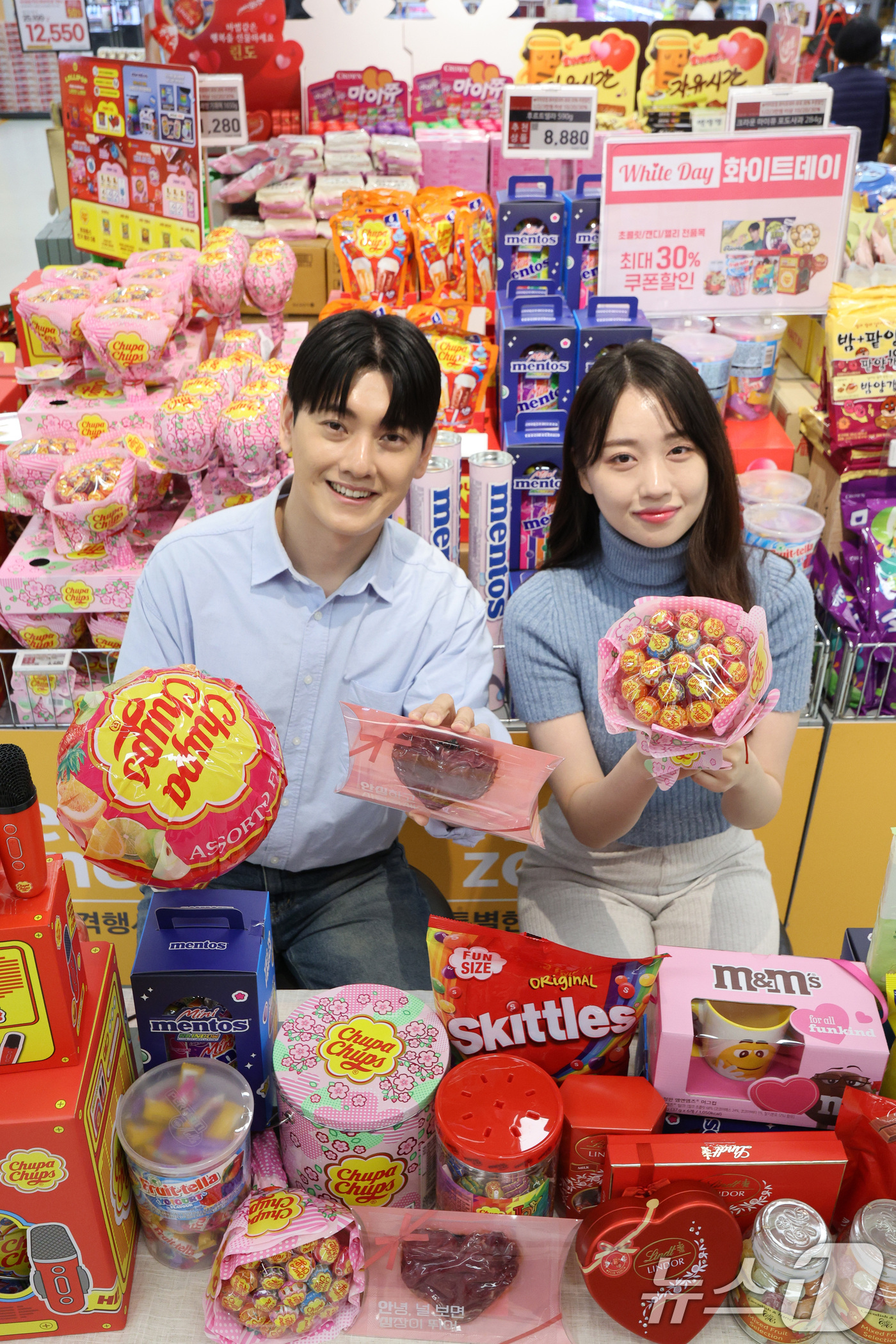 (서울=뉴스1) 신웅수 기자 = 7일 서울 이마트 용산점에서 모델들이 화이트데이에 선물하기 좋은 물품을 선보이고 있다.이마트는 화이트데이를 맞아 오는 14일까지 캔디와 초콜릿, 젤 …