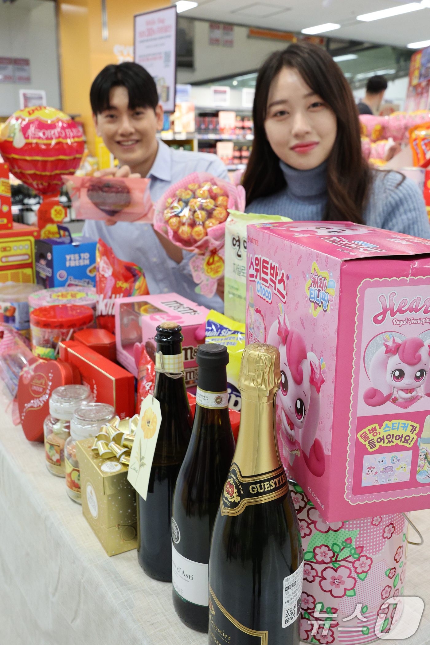 (서울=뉴스1) 신웅수 기자 = 7일 서울 이마트 용산점에서 모델들이 화이트데이에 선물하기 좋은 물품을 선보이고 있다.이마트는 화이트데이를 맞아 오는 14일까지 캔디와 초콜릿, 젤 …