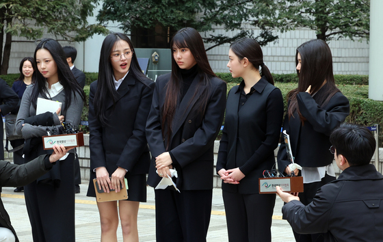 '하니·해린·혜인 복귀' 뉴진스 측 "성희롱·인종차별 발언 법적 대응"