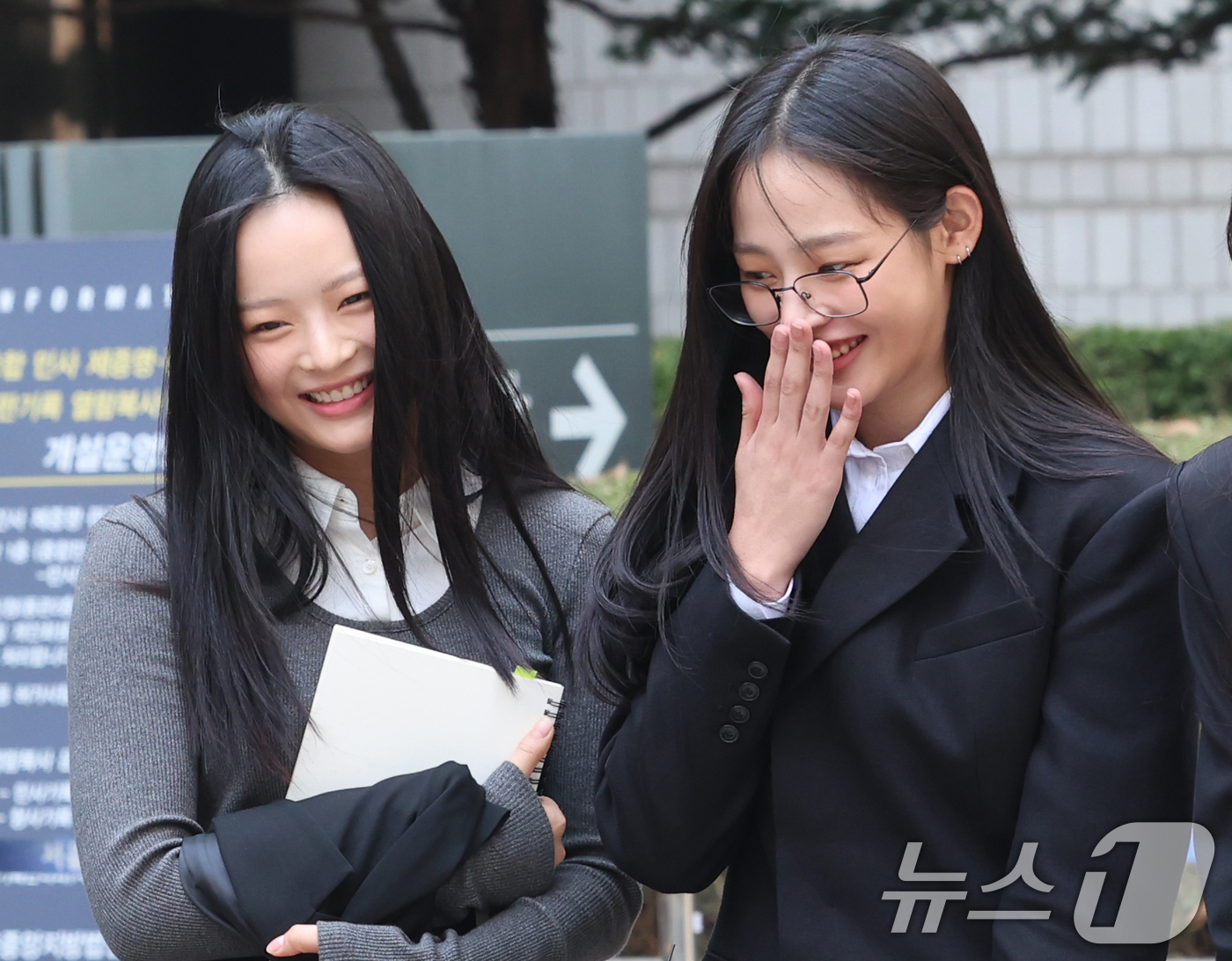 (서울=뉴스1) 황기선 기자 = 그룹 뉴진스 하니(왼쪽),민지가 7일 서울 서초구 서울중앙지방법원에서 어도어 측이 멤버들을 상대로 제기한 ‘기획사 지위보전 및 광고계약 체결 등 금 …