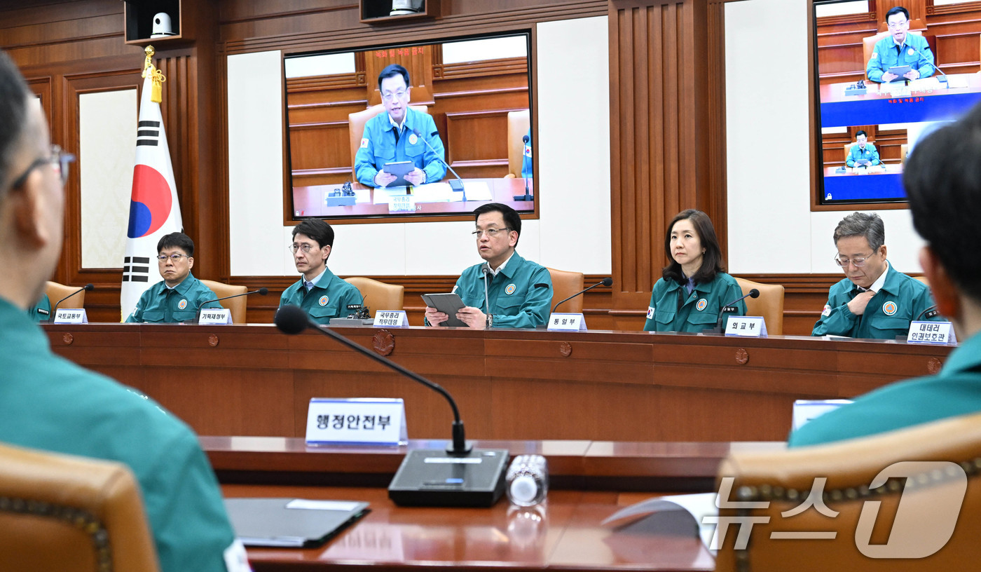 (서울=뉴스1) = 최상목 대통령 권한대행 부총리 겸 기획재정부 장관이 7일 서울 종로구 정부서울청사에서 열린 '제20차 국가테러대책위원회'를 주재하고 있다. (기획재정부 제공. …