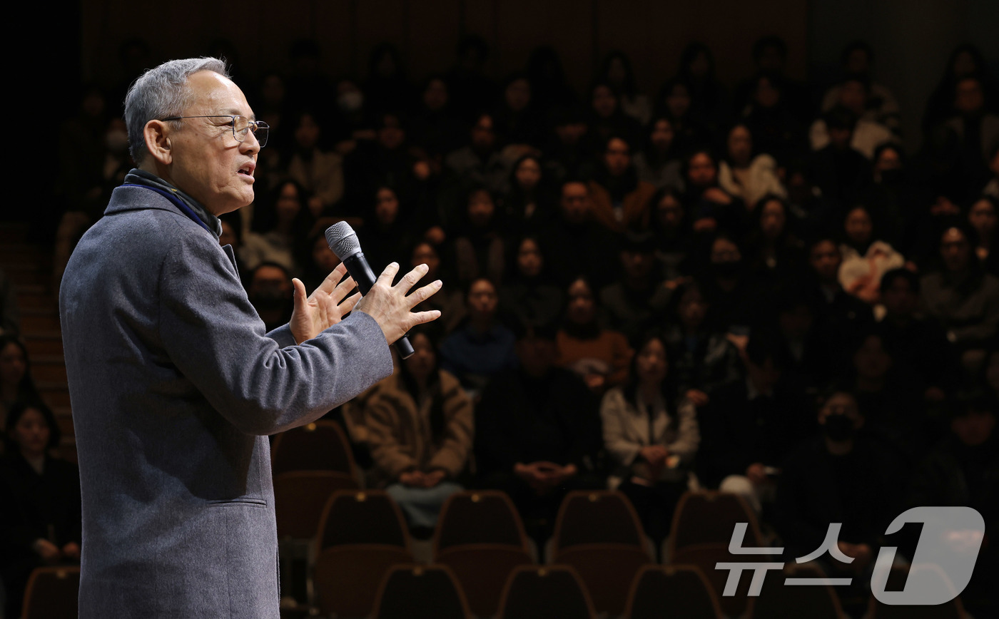 (서울=뉴스1) = 유인촌 문화체육관광부 장관이 7일 서울 중구 국립극장 하늘극장에서 열린 국립예술단체 청년 교육단원 통합 발대식에서 축사하고 있다.앞으로 청년 교육단원은 전문성 …