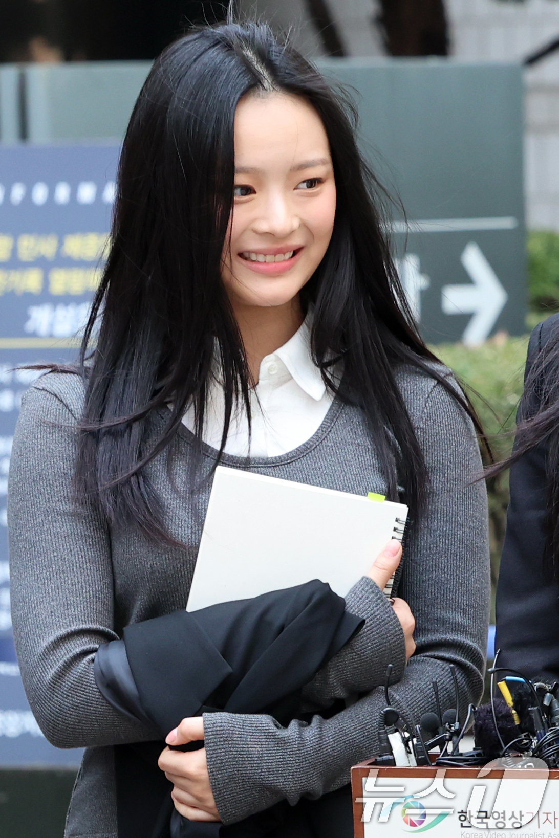 (서울=뉴스1) 황기선 기자 = 그룹 뉴진스 하니가 7일 서울 서초구 서울중앙지방법원에서 어도어 측이 멤버들을 상대로 제기한 ‘기획사 지위보전 및 광고계약 체결 등 금지’ 가처분 …