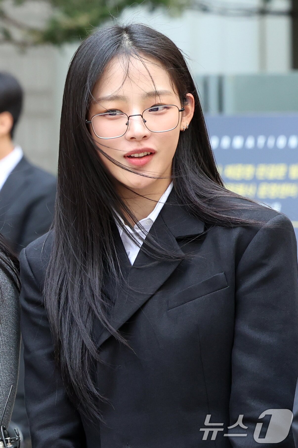 취재진 질문에 답하는 뉴진스 민지 