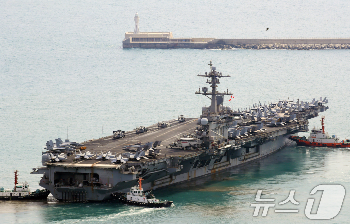 (부산=뉴스1) 윤일지 기자 = 트럼프 2기 행정부 출범 이후 처음으로 한국을 방문한 미 해군 핵추진 항공모함 '칼빈슨함'(CVN-70)이 7일 오후 부산 남구 해군작전사령부 부산 …