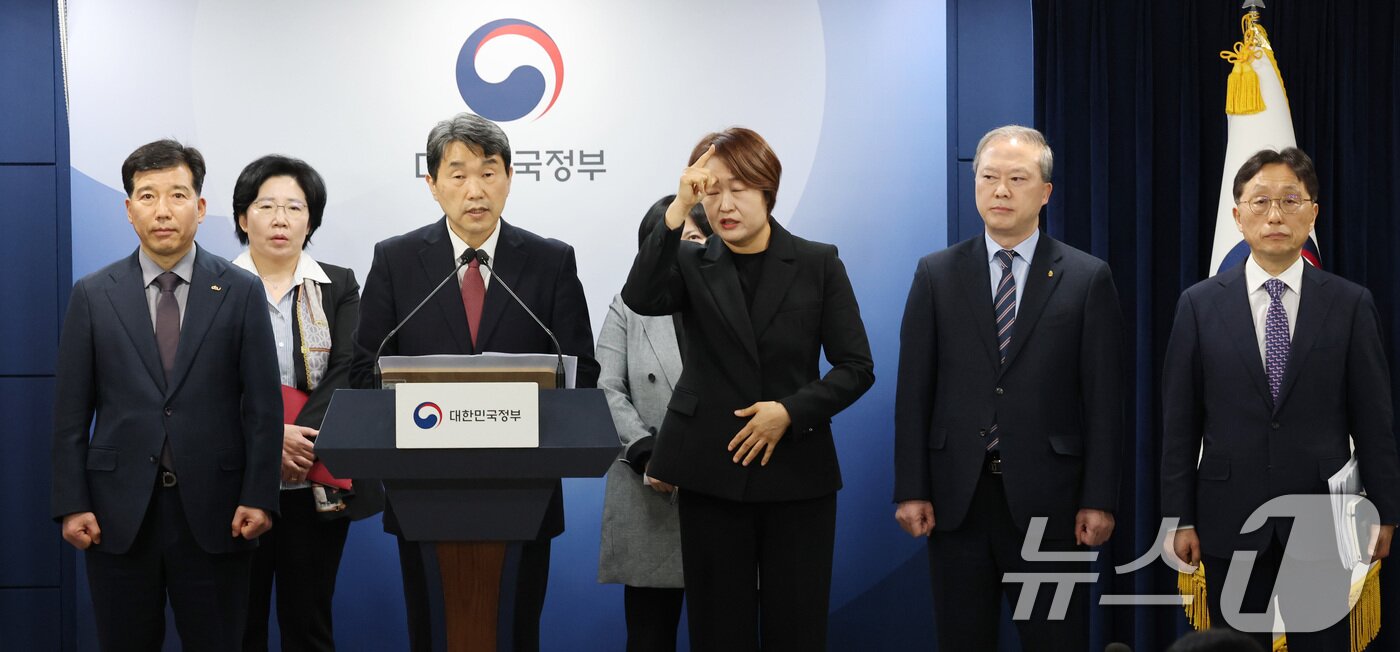 본문 이미지 - 이주호 사회부총리 겸 교육부 장관이 7일 서울 종로구 정부서울청사에서 학생 복귀 및 의대교육 정상화 관련 브리핑을 하고 있다. 오른쪽 끝이 이종태 한국의과대학·의학전문대학원협회&#40;KAMC&#41; 이사장. /뉴스1 ⓒ News1 임세영 기자