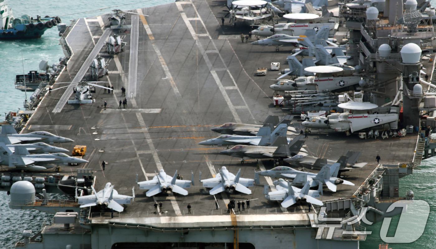 (부산=뉴스1) 윤일지 기자 = 트럼프 2기 행정부 출범 이후 처음으로 한국을 방문한 미 해군 핵추진 항공모함 '칼빈슨함'(CVN-70)이 7일 오후 부산 남구 해군작전사령부 부산 …