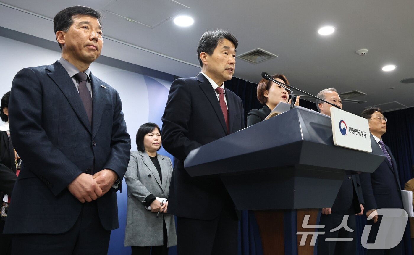 본문 이미지 - 이주호 사회부총리 겸 교육부 장관이 7일 서울 종로구 정부서울청사에서 학생 복귀 및 의대교육 정상화 관련 브리핑을 하고 있다. 2025.3.7/뉴스1 ⓒ News1 임세영 기자