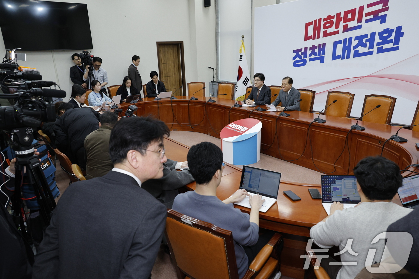 (서울=뉴스1) 안은나 기자 = 권영세 국민의힘 비상대책위원장과 권성동 원내대표가 7일 오후 서울 여의도 국회에서 윤석열 대통령 석방 관련 긴급 기자회견을 하고 있다. 2025.3 …