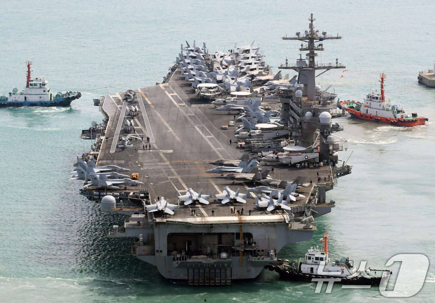 본문 이미지 - 트럼프 2기 행정부 출범 이후 처음으로 한국을 방문한 미 해군 핵추진 항공모함 '칼빈슨함'(CVN-70)이 7일 오후 부산 남구 해군작전사령부 부산작전기지에서 출항하고 있다. 2025.3.7/뉴스1 ⓒ News1 윤일지 기자