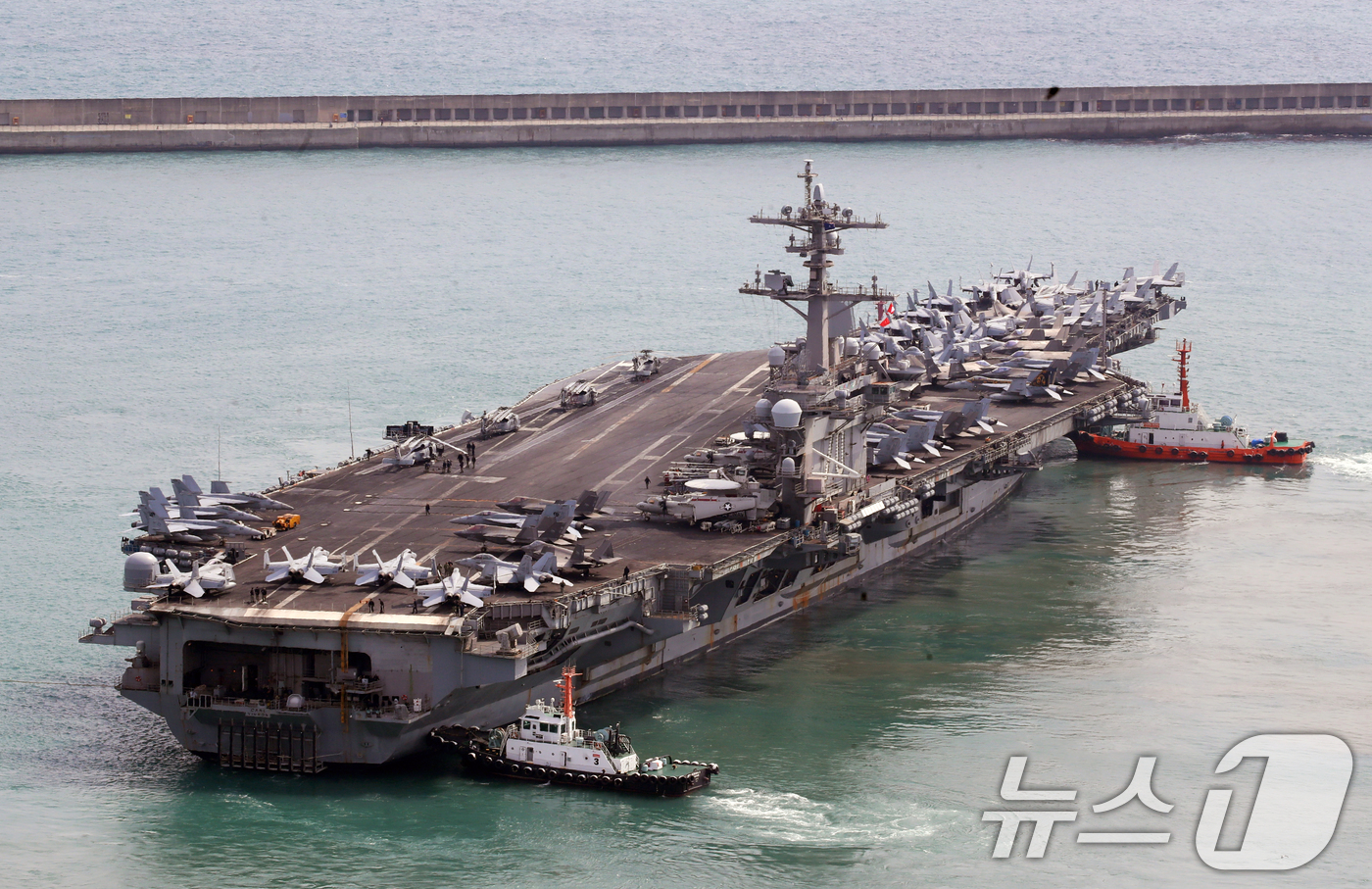 (부산=뉴스1) 윤일지 기자 = 트럼프 2기 행정부 출범 이후 처음으로 한국을 방문한 미 해군 핵추진 항공모함 '칼빈슨함'(CVN-70)이 7일 오후 부산 남구 해군작전사령부 부산 …