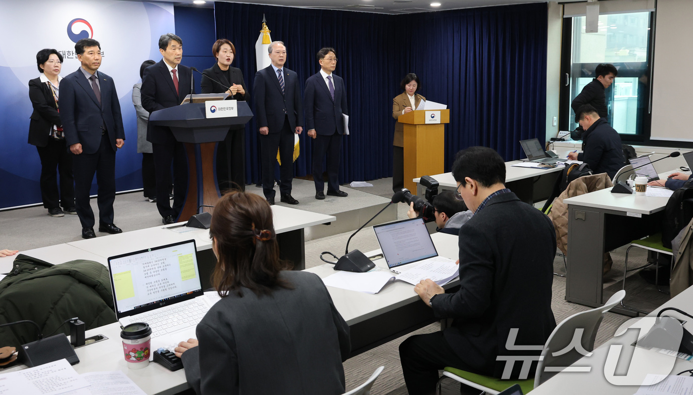 (서울=뉴스1) 임세영 기자 = 이주호 사회부총리 겸 교육부 장관이 7일 서울 종로구 정부서울청사에서 학생 복귀 및 의대교육 정상화 관련 브리핑을 하고 있다.  2025.3.7/뉴 …