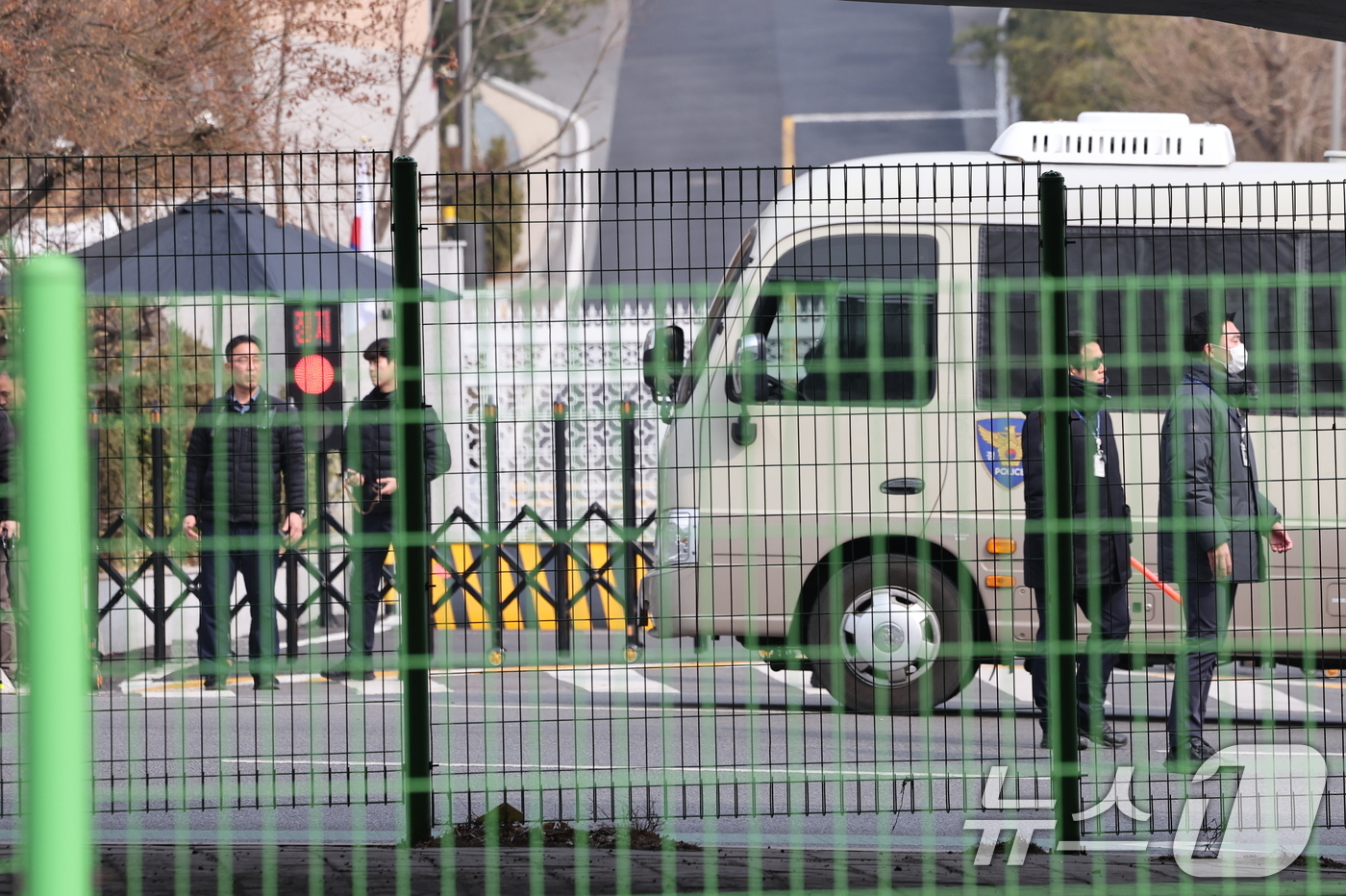 (서울=뉴스1) 이동해 기자 = 내란 수괴 혐의로 구속기소된 윤석열 대통령의 구속취소 청구가 인용된 7일 서울 용산구 한남동 대통령 관저 입구에서 경호처 직원들이 경계근무를 서고 …