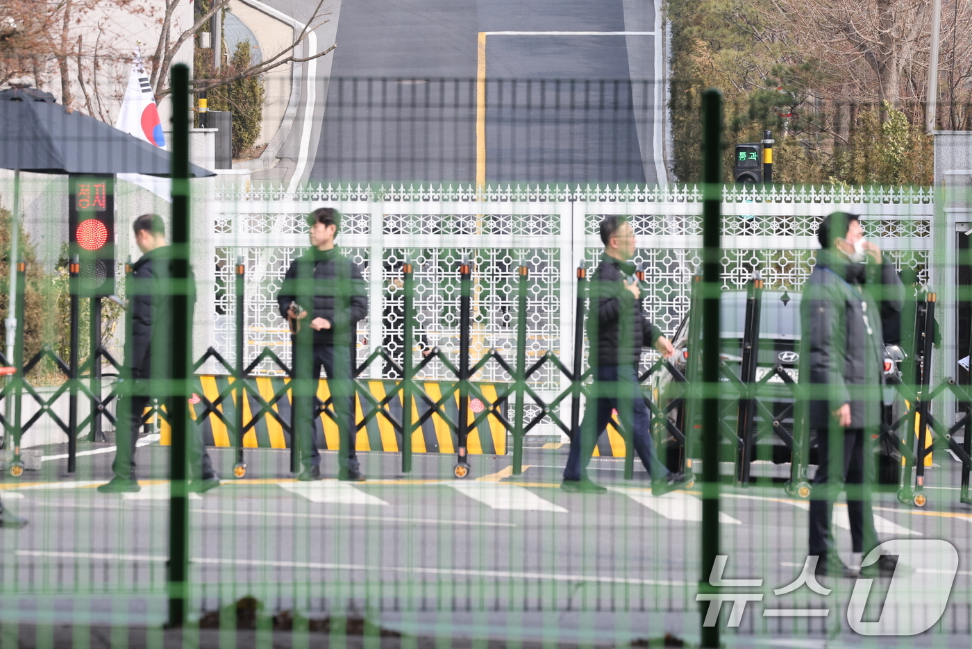 (서울=뉴스1) 이동해 기자 = 내란 수괴 혐의로 구속기소된 윤석열 대통령의 구속취소 청구가 인용된 7일 서울 용산구 한남동 대통령 관저 입구에서 경호처 직원들이 경계근무를 서고 …