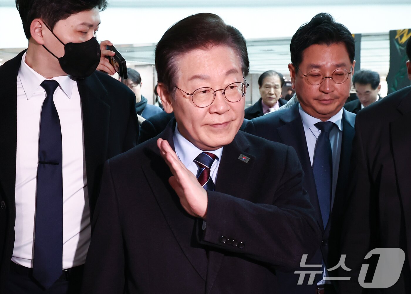 본문 이미지 - 이재명 더불어민주당 대표가 7일 오후 서울 여의도 국회 의원회관에서 윤석열 대통령 석방 관련 질의에 답변한 뒤 이동하고 있다. 2025.3.7/뉴스1 ⓒ News1 김민지 기자