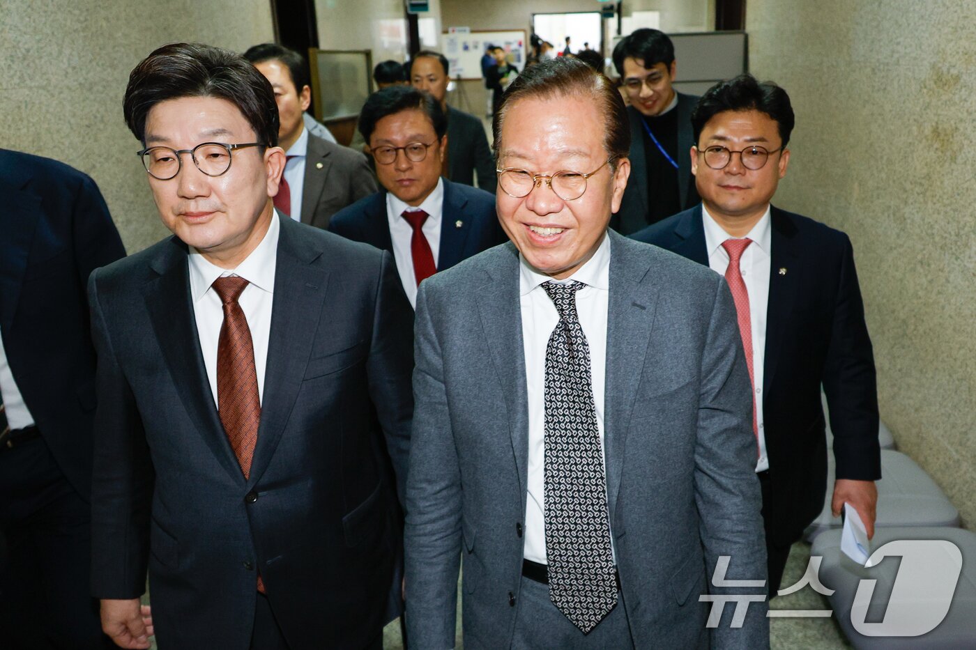 본문 이미지 - 권영세 국민의힘 비상대책위원장과 권성동 원내대표가 7일 오후 서울 여의도 국회에서 윤석열 대통령 석방 관련 긴급 기자회견을 마친 후 이동하고 있다. 2025.3.7/뉴스1 ⓒ News1 안은나 기자
