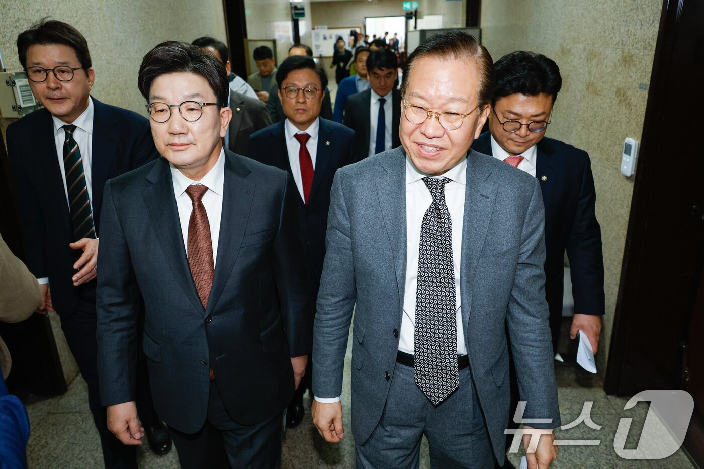 본문 이미지 - 권영세 국민의힘 비상대책위원장과 권성동 원내대표가 7일 오후 서울 여의도 국회에서 윤석열 대통령 석방 관련 긴급 기자회견을 마친 후 이동하고 있다. 2025.3.7/뉴스1 ⓒ News1 안은나 기자