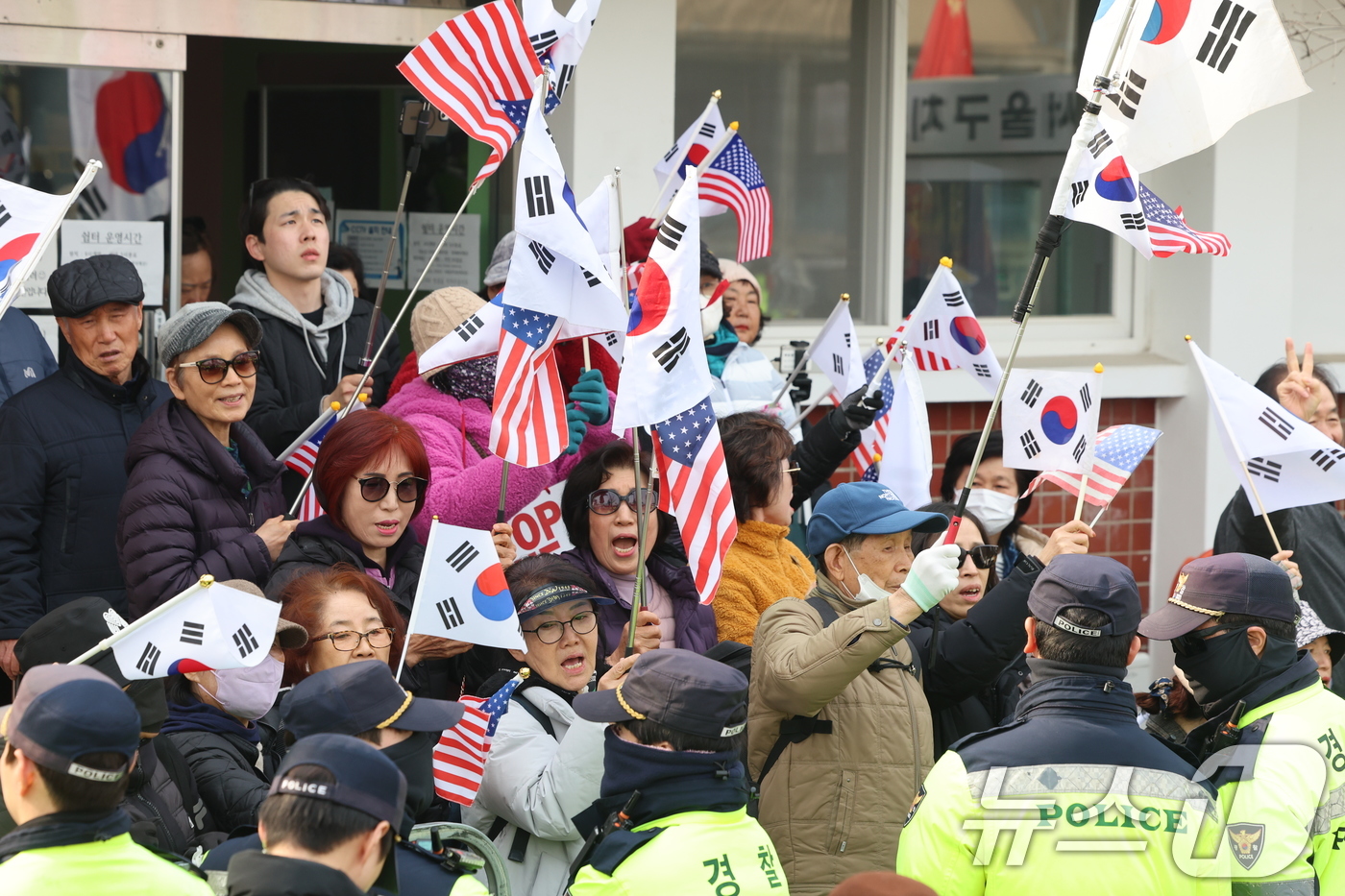 (의왕=뉴스1) 황기선 기자 = 법원이 내란 수괴 혐의로 구속기소된 윤석열 대통령의 구속 취소를 인용한 7일 경기 의왕시 서울구치소 앞에서 윤 대통령 지지자들이 구호를 외치고 있다 …