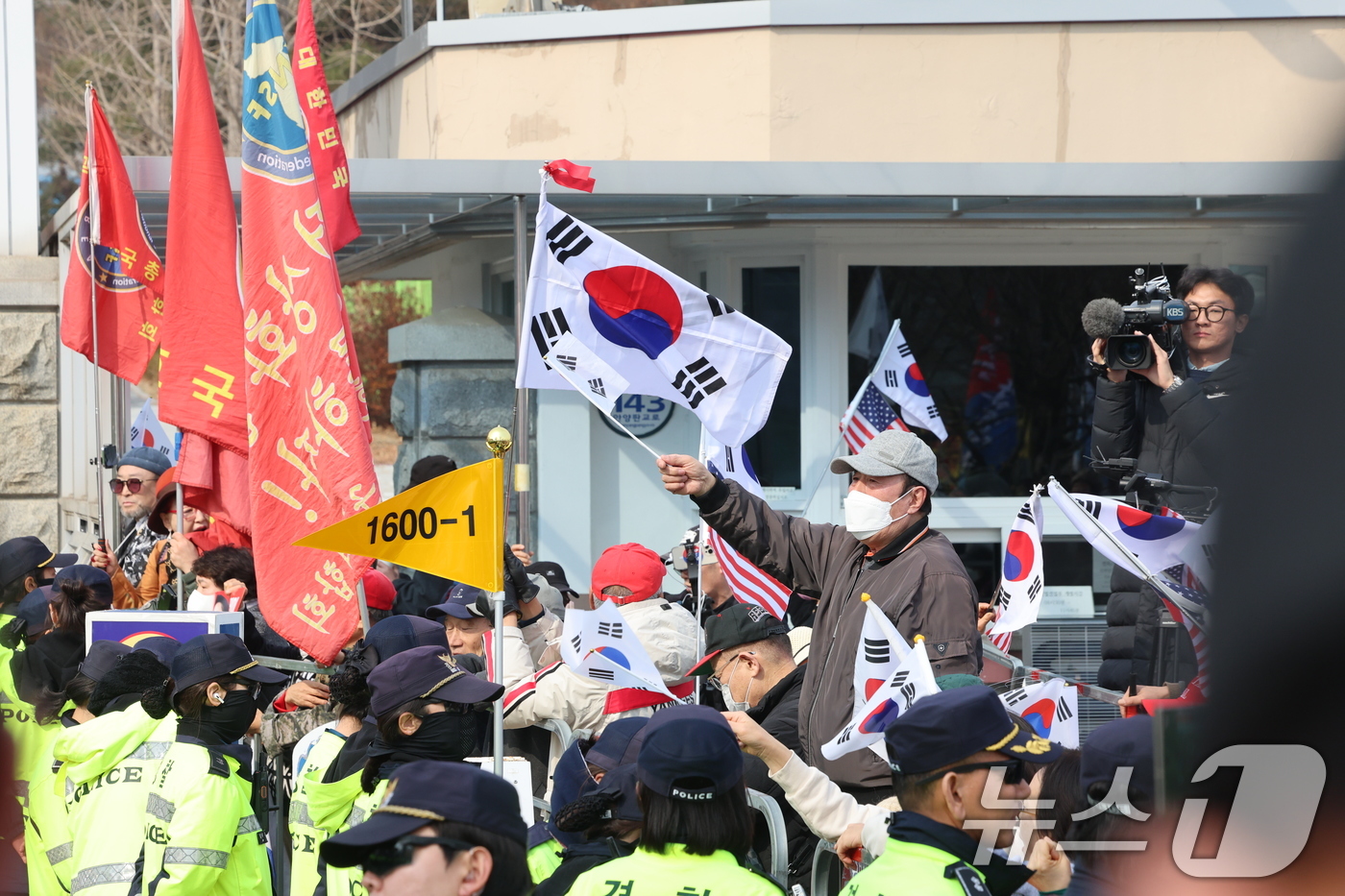 (의왕=뉴스1) 황기선 기자 = 법원이 내란 수괴 혐의로 구속기소된 윤석열 대통령의 구속 취소를 인용한 7일 경기 의왕시 서울구치소 앞에서 윤 대통령 지지자들이 구호를 외치고 있다 …