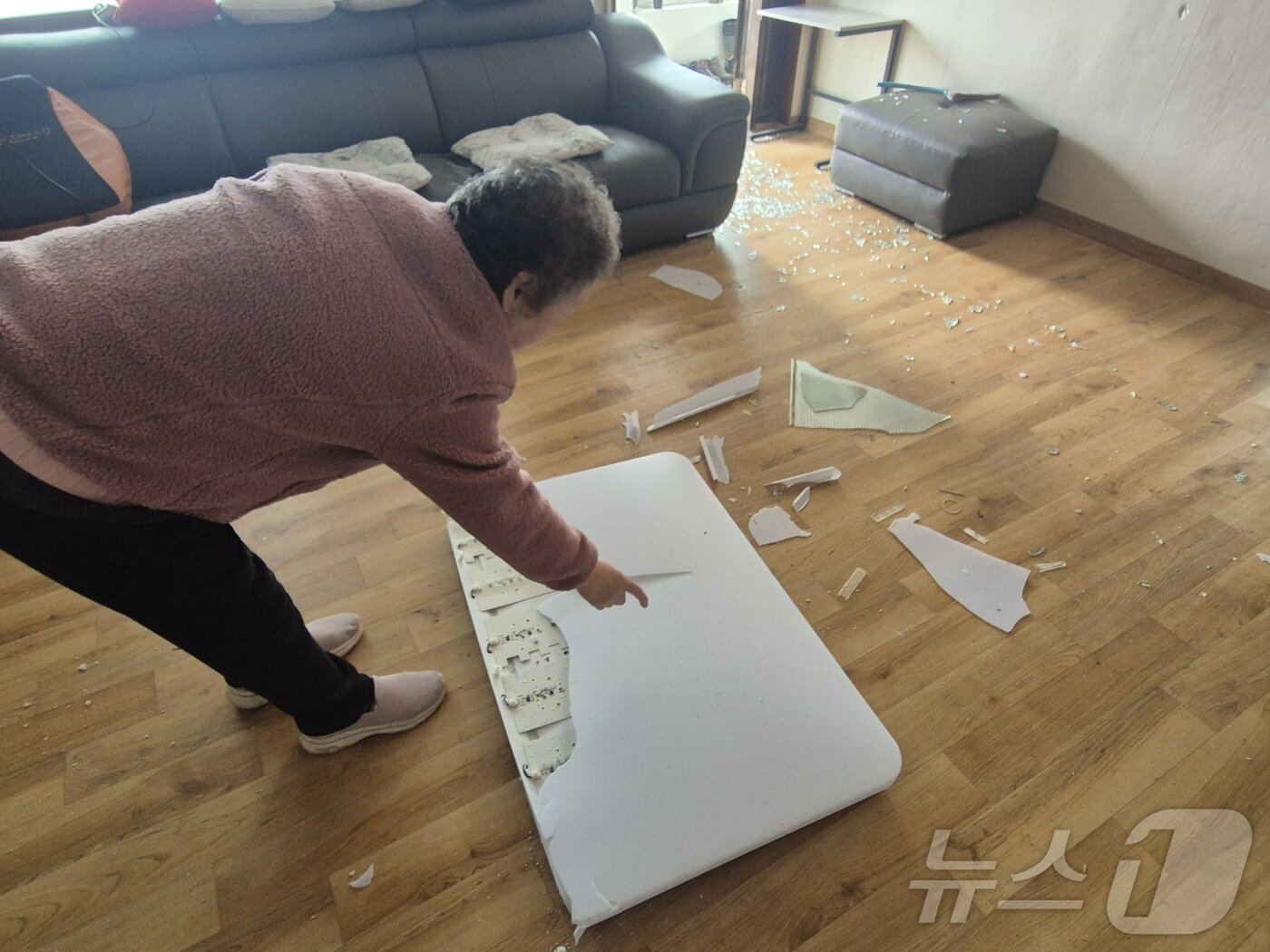 본문 이미지 - 7일 경기 포천시 이동면 노곡리에 사는 남명예 할머니(74)가 전날 발생한 공군 전투기 오폭사고로 인한 피해 상황을 설명해 주고 있다.2025.03.07/뉴스1