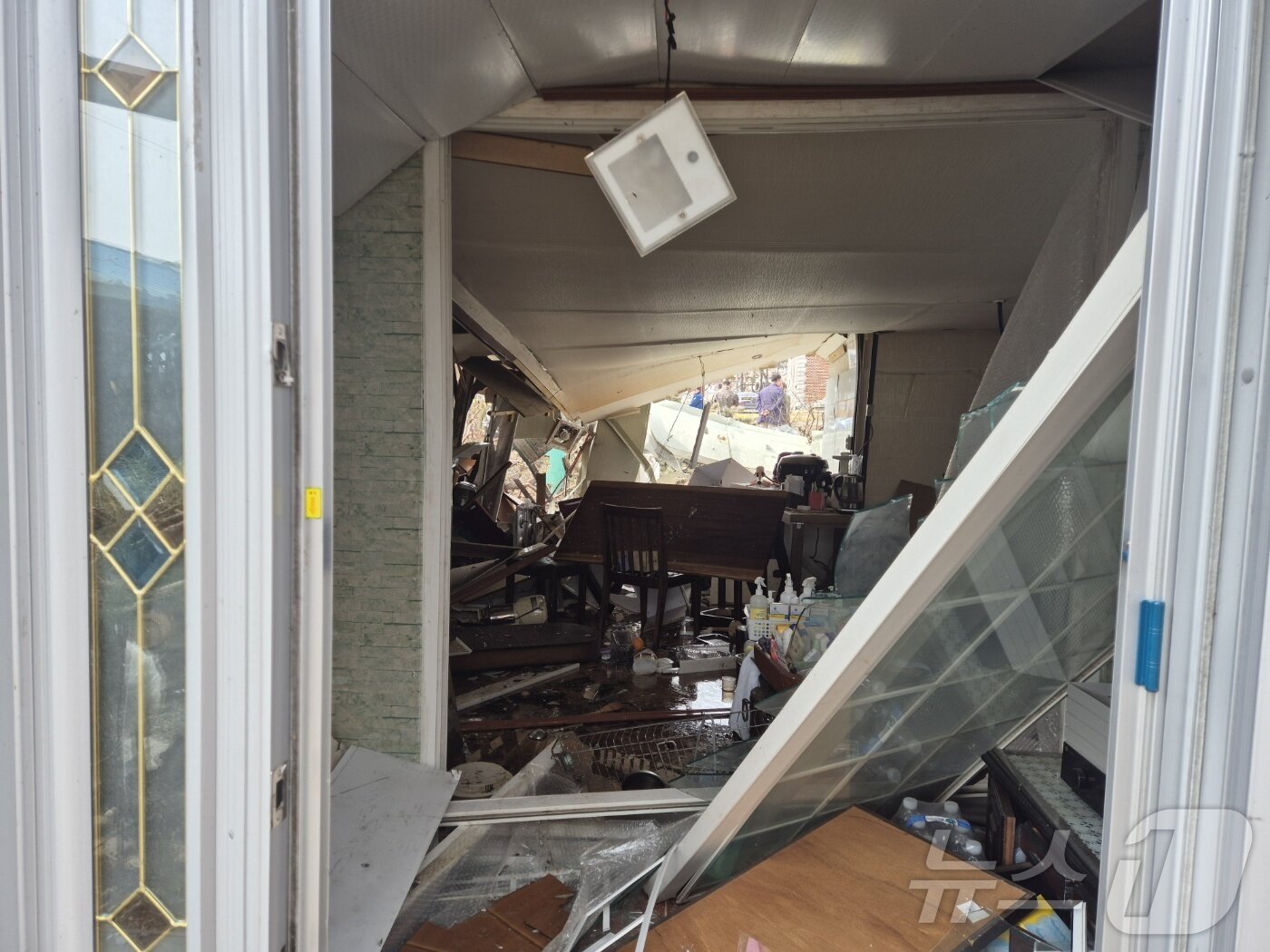 본문 이미지 -  7일 경기 포천시 이동면 노곡리 한 주택이 전날 발생한 공군 전투기 오폭사고로 처참한 모습을 보이고 있다.2025.03.07/뉴스1 양희문 기자