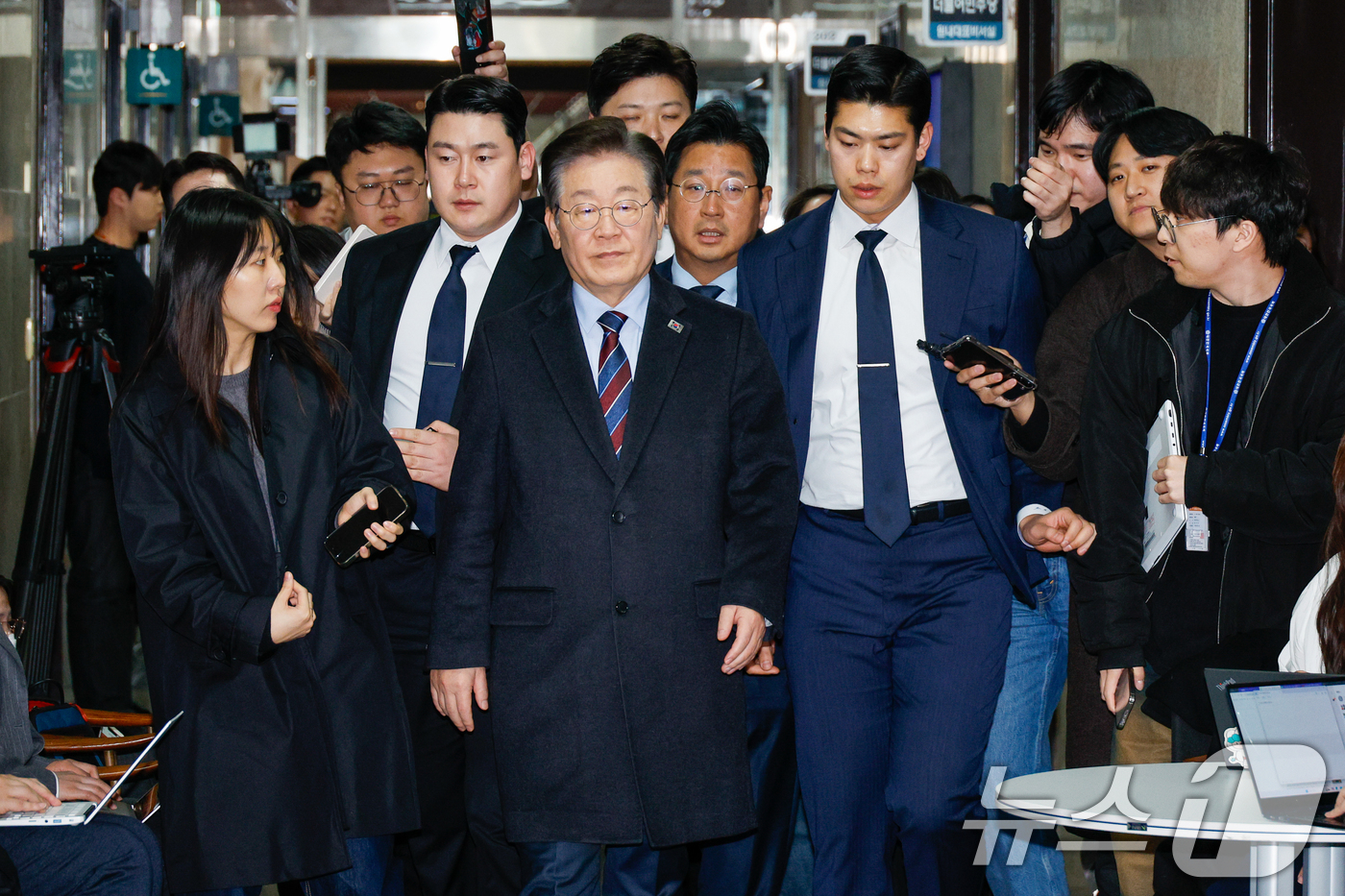 (서울=뉴스1) 안은나 기자 = 이재명 더불어민주당 대표가 7일 오후 서울 여의도 국회에서 윤석열 대통령 석방 관련 긴급 비공개 최고위원회의를 하기 위해 당대표실로 이동하고 있다. …