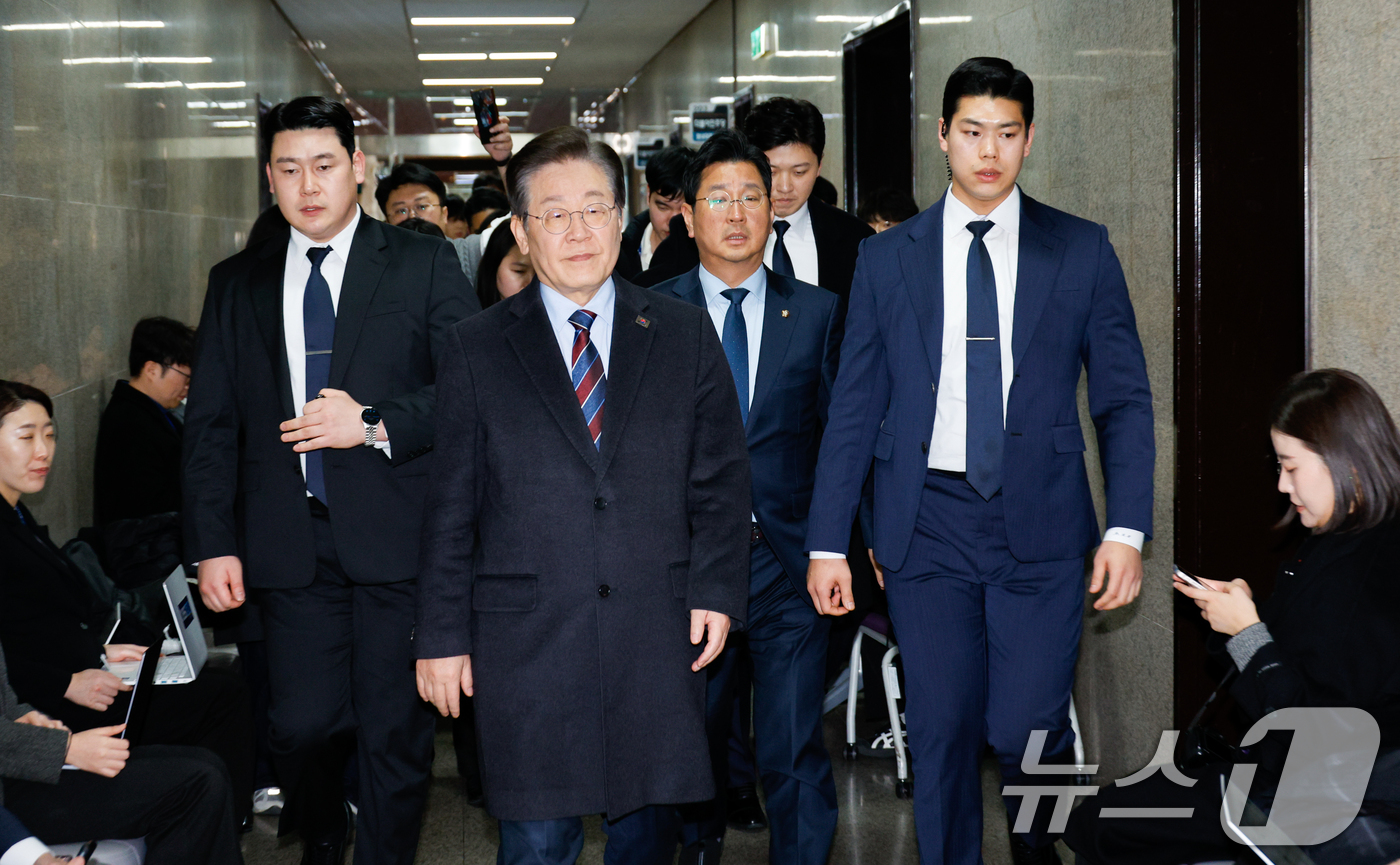 (서울=뉴스1) 안은나 기자 = 이재명 더불어민주당 대표가 7일 오후 서울 여의도 국회에서 윤석열 대통령 석방 관련 긴급 비공개 최고위원회의를 하기 위해 당대표실로 이동하고 있다. …