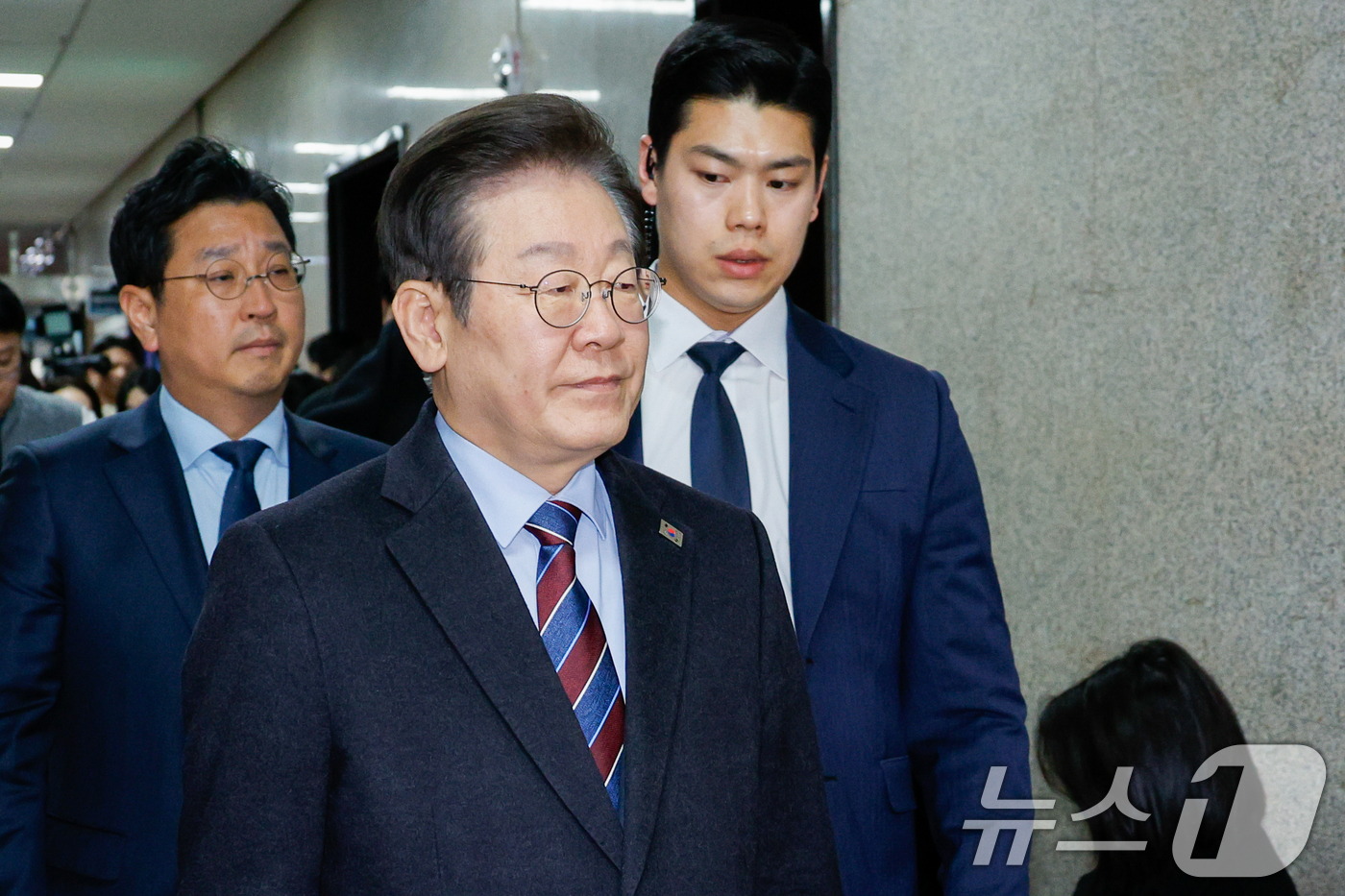 (서울=뉴스1) 안은나 기자 = 이재명 더불어민주당 대표가 7일 오후 서울 여의도 국회에서 윤석열 대통령 석방 관련 긴급 비공개 최고위원회의를 하기 위해 당대표실로 이동하고 있다. …