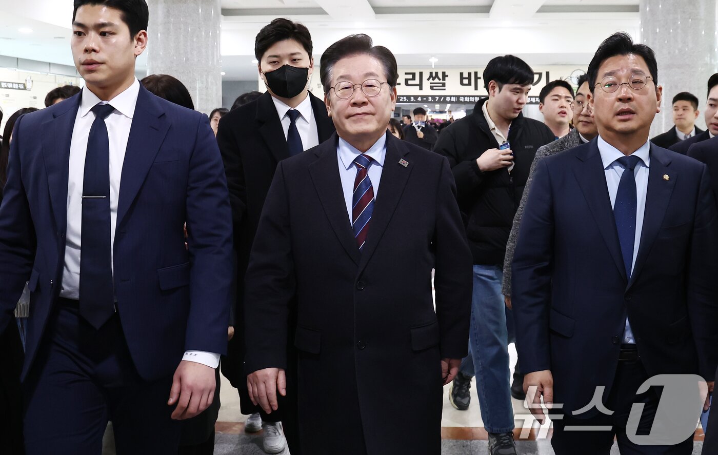 본문 이미지 - 이재명 더불어민주당 대표가 7일 오후 서울 여의도 국회 의원회관에서 윤석열 대통령 석방 관련 질의에 답변한 뒤 긴급 최고위원회의에 참석하기 위해 이동하고 있다. 2025.3.7/뉴스1 ⓒ News1 김민지 기자