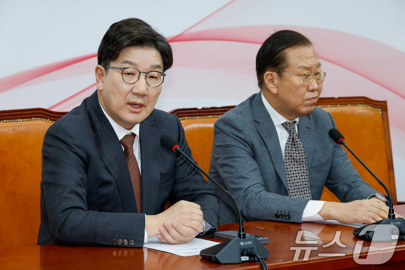 (서울=뉴스1) 안은나 기자 = 권영세 국민의힘 비상대책위원장과 권성동 원내대표가 7일 오후 서울 여의도 국회에서 윤석열 대통령 석방 관련 긴급 기자회견을 하고 있다. 2025.3 …