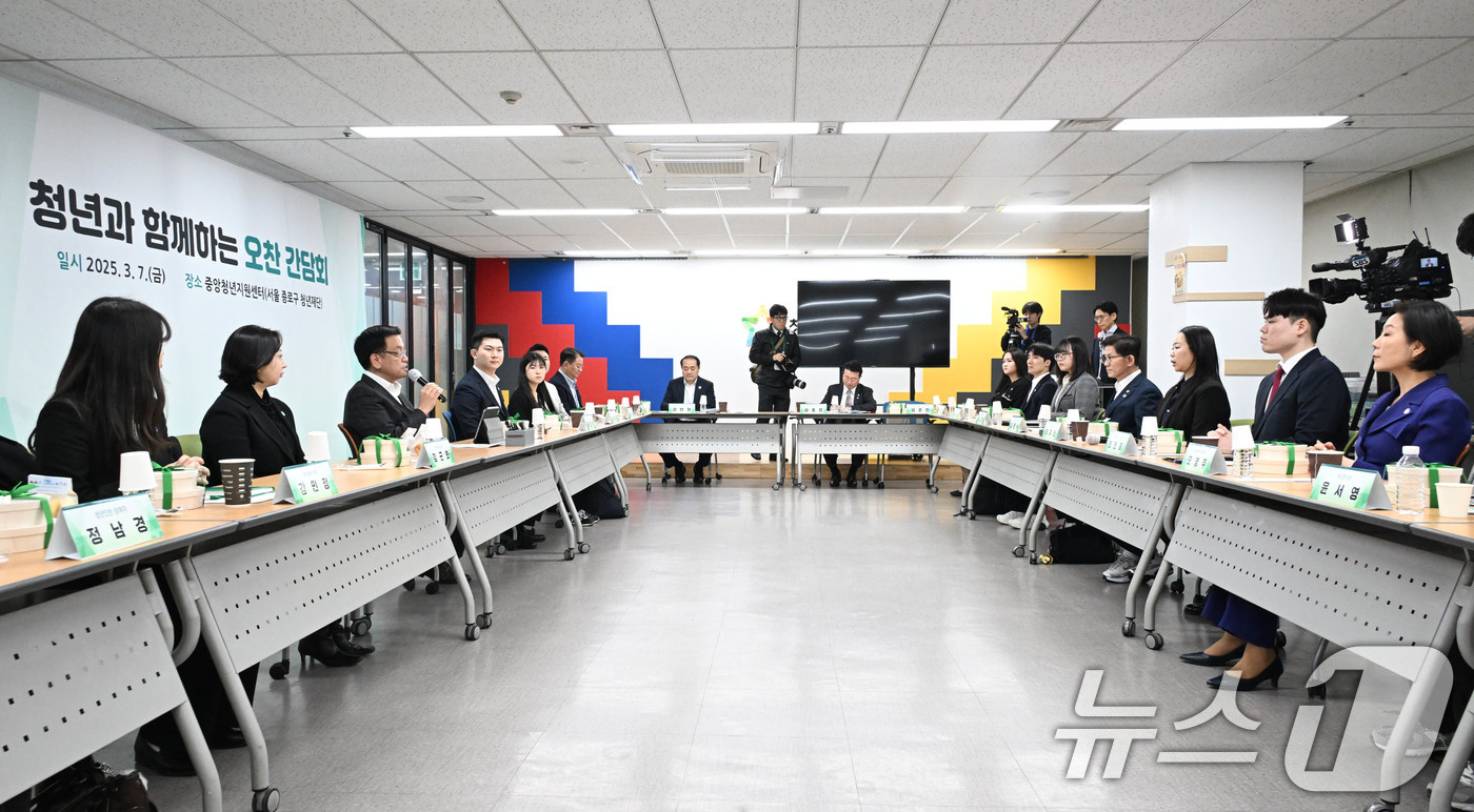 (서울=뉴스1) = 최상목 대통령 권한대행 부총리 겸 기획재정부 장관이 7일 서울 중구 중앙 청년지원센터에서 열린 '청년과 함께 하는 오찬간담회'에서 모두발언을 하고 있다. (기획 …