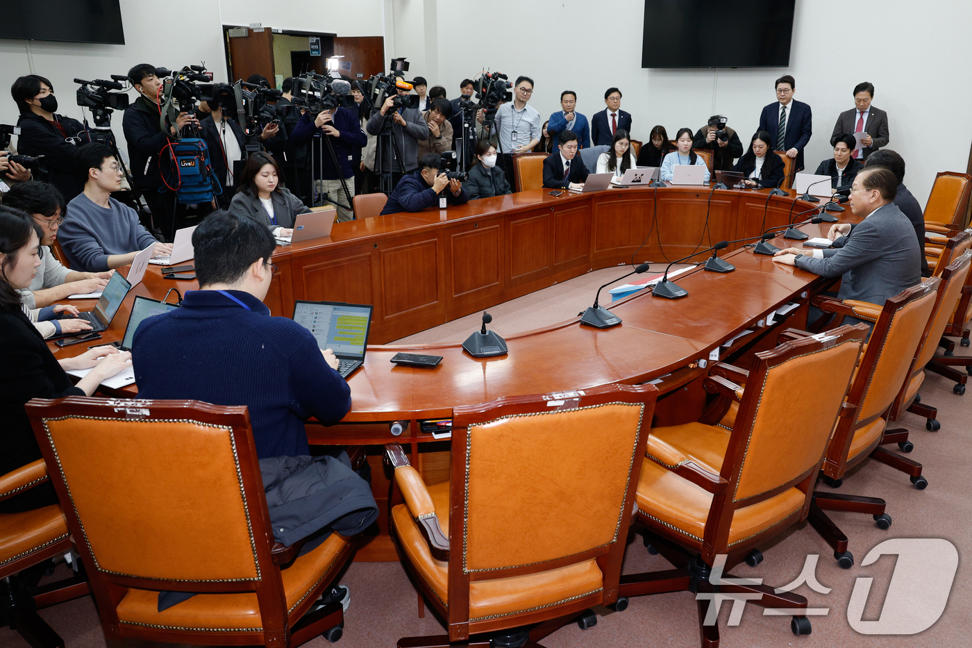 (서울=뉴스1) 안은나 기자 = 권영세 국민의힘 비상대책위원장과 권성동 원내대표가 7일 오후 서울 여의도 국회에서 윤석열 대통령 석방 관련 긴급 기자회견을 하고 있다. 2025.3 …