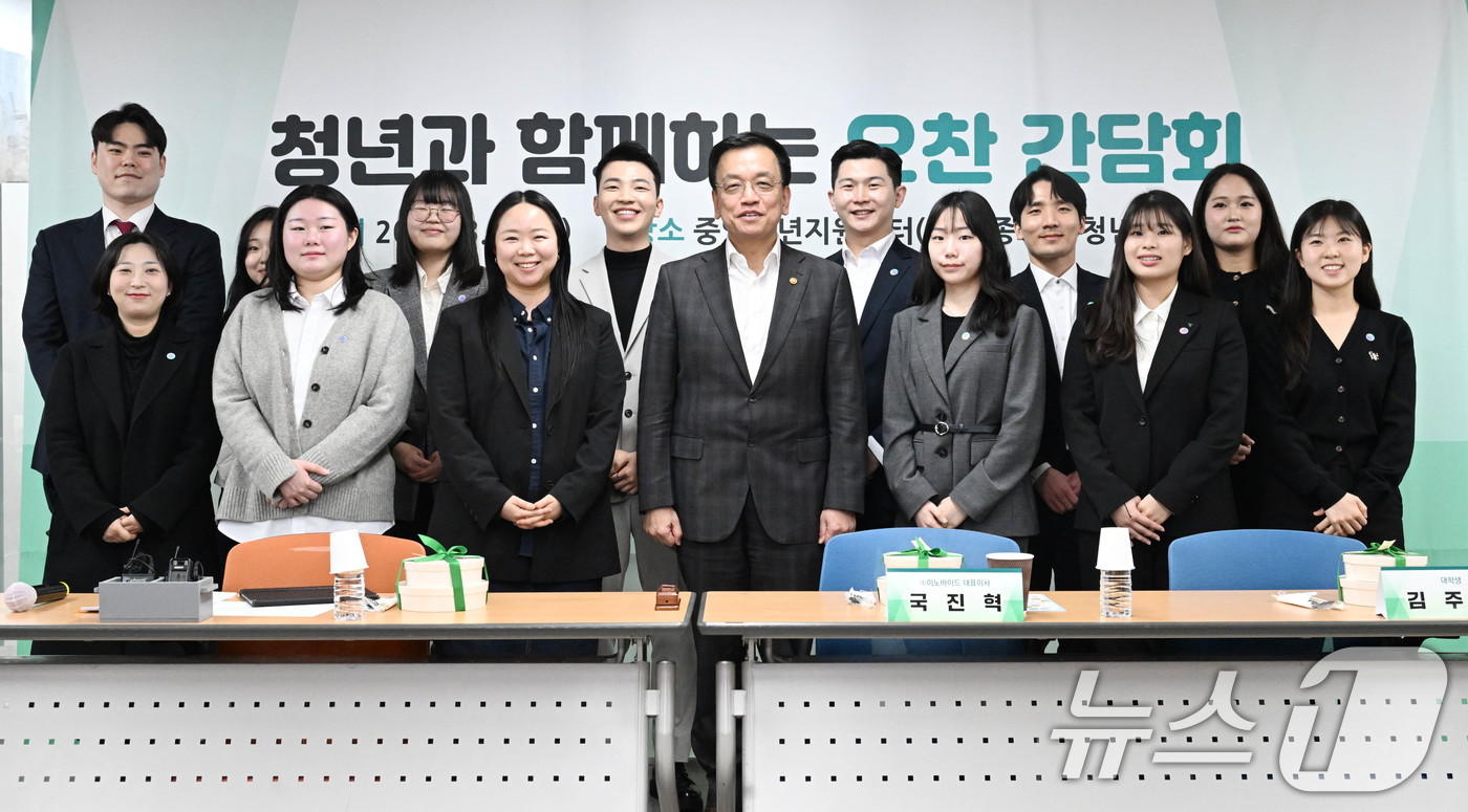 (서울=뉴스1) = 최상목 대통령 권한대행 부총리 겸 기획재정부 장관이 7일 서울 중구 중앙 청년지원센터에서 열린 '청년과 함께 하는 오찬간담회'에 앞서 참석자들과 기념촬영을 하고 …